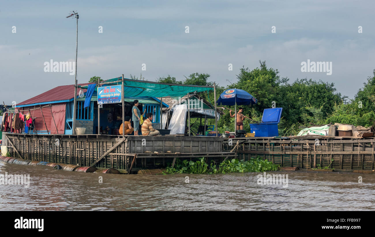 La vie sur la rivière, maison de pêcheur bateau, Chong Khneas, rivière Siem Reap, Cambodge Banque D'Images