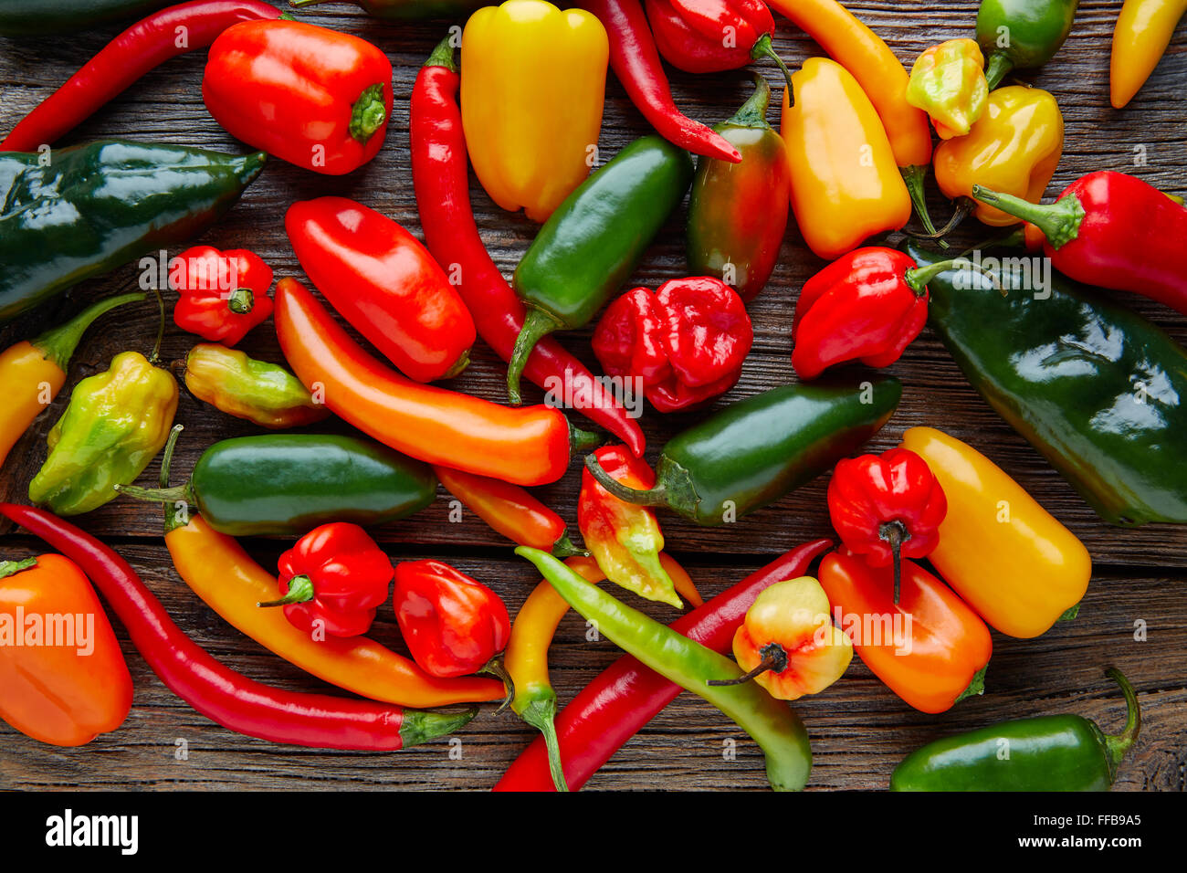 Mexican hot chili peppers mélange coloré de habanero piment poblano serrano sur bois Banque D'Images