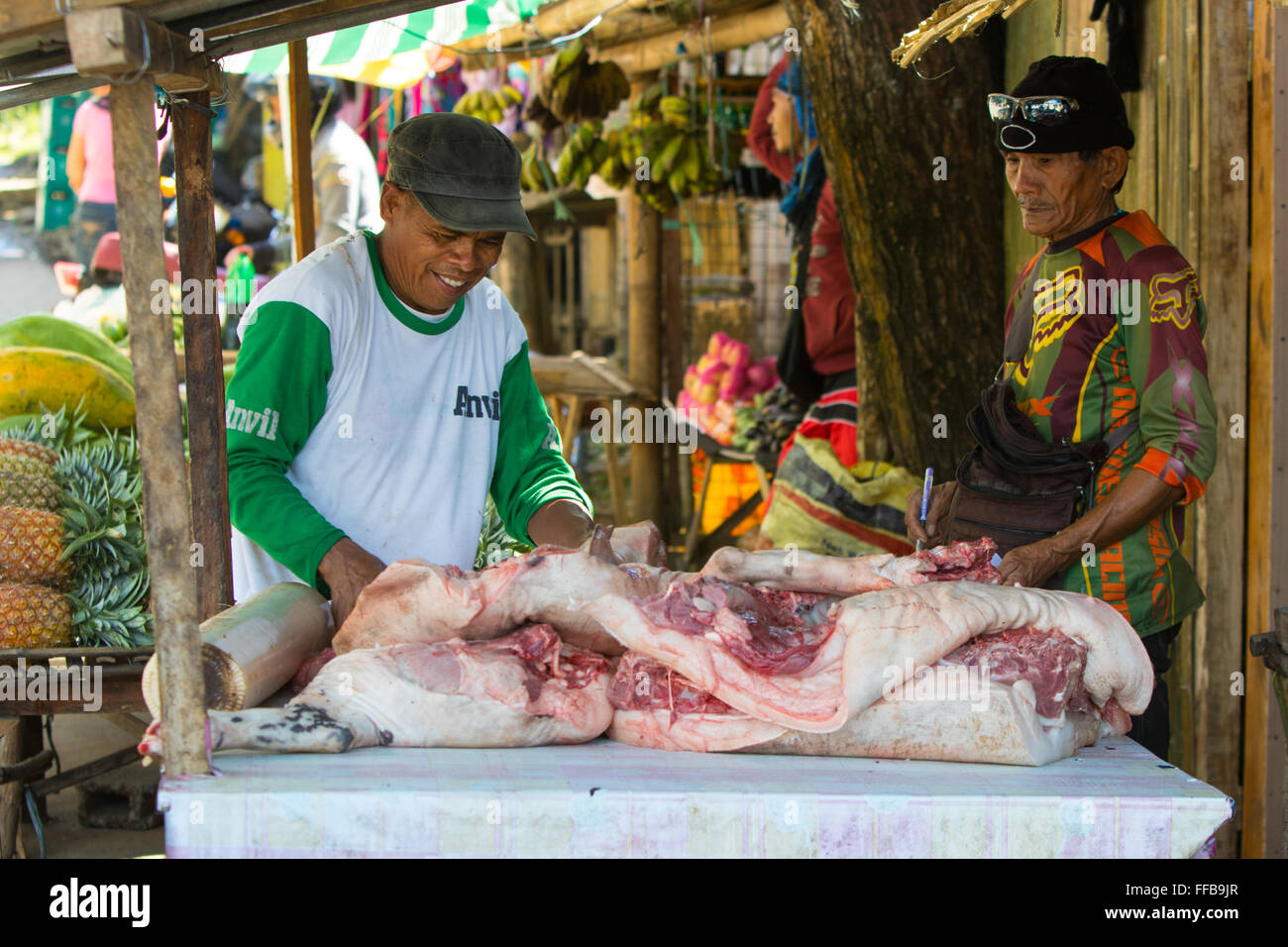 Marché de la viande, des Philippines typique,blocage ce commerçant vente de porc fraîchement dépecé. Banque D'Images
