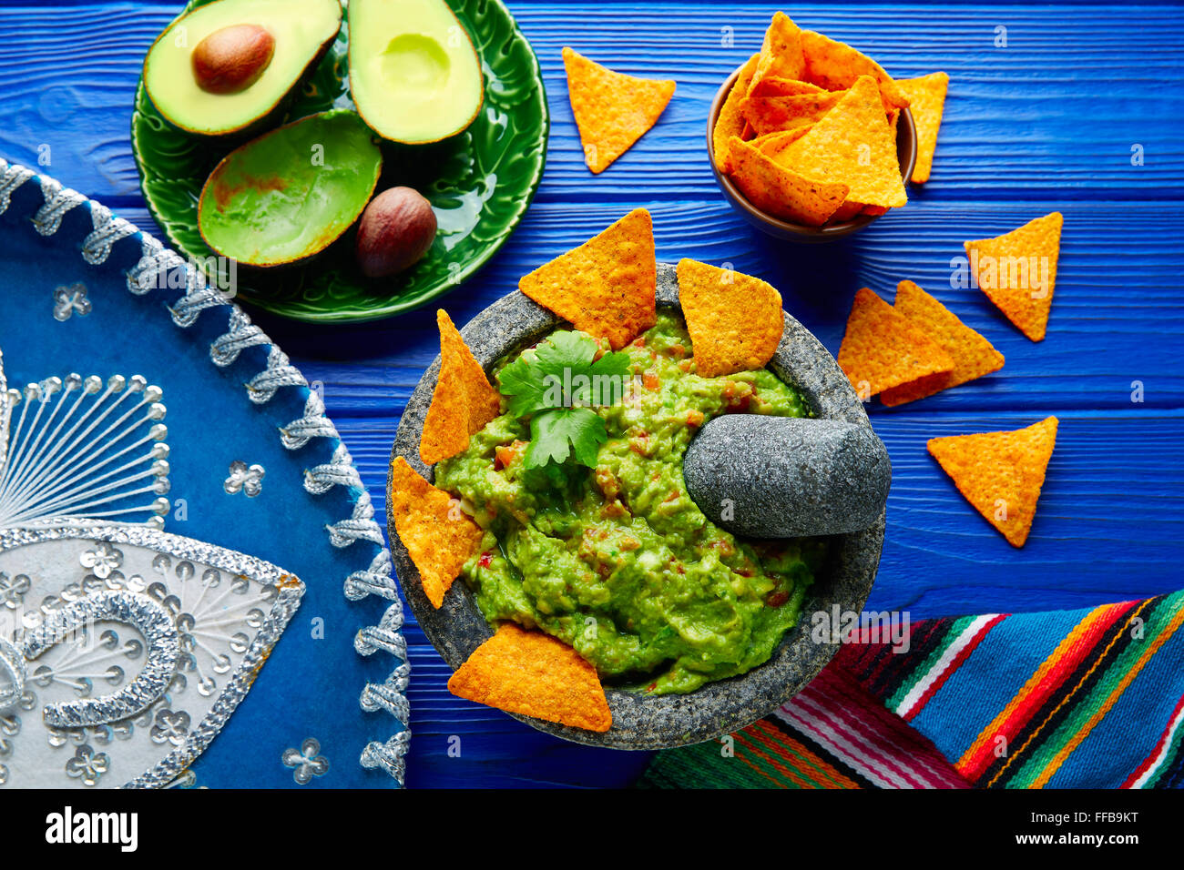 Guacamole nachos avec avocat en molcajete mexicain et Sombrero hat Banque D'Images