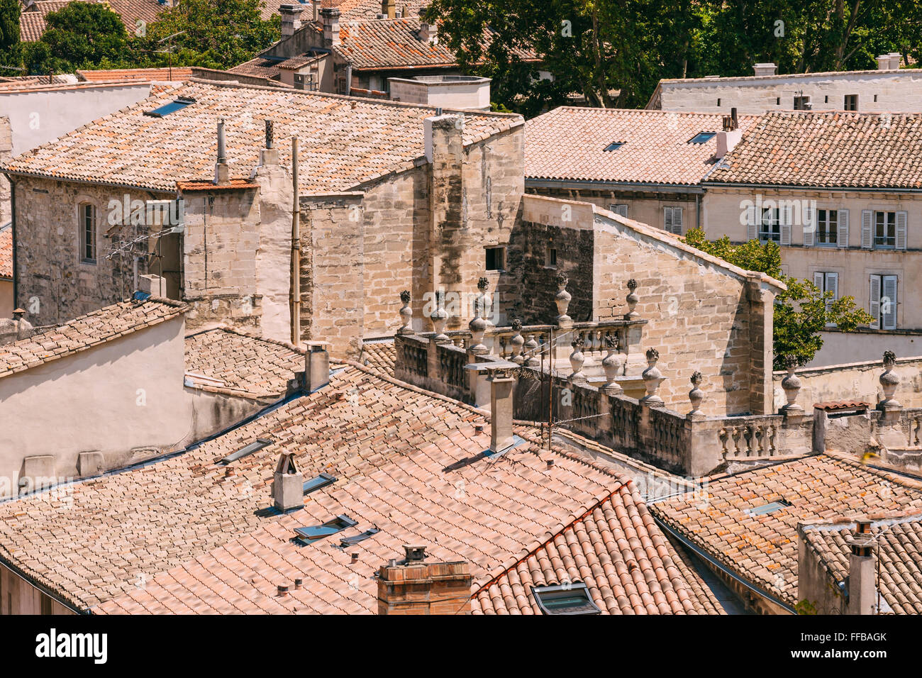 Toits de maisons anciennes à Avignon, Provence, France Banque D'Images