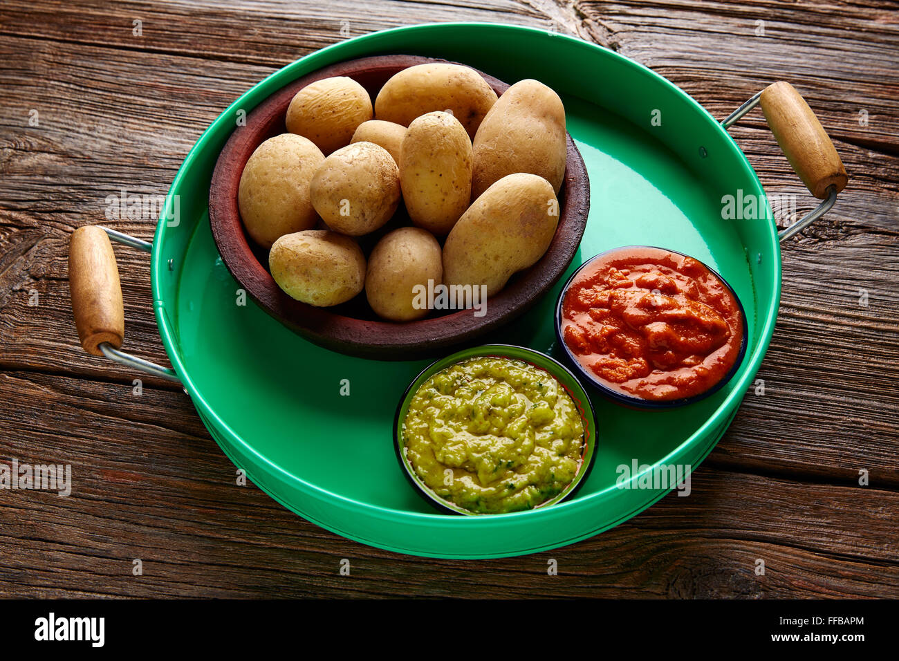 Papas arrugas al mojo Canaries avec pommes de terre ridées sauces vert et rouge Banque D'Images