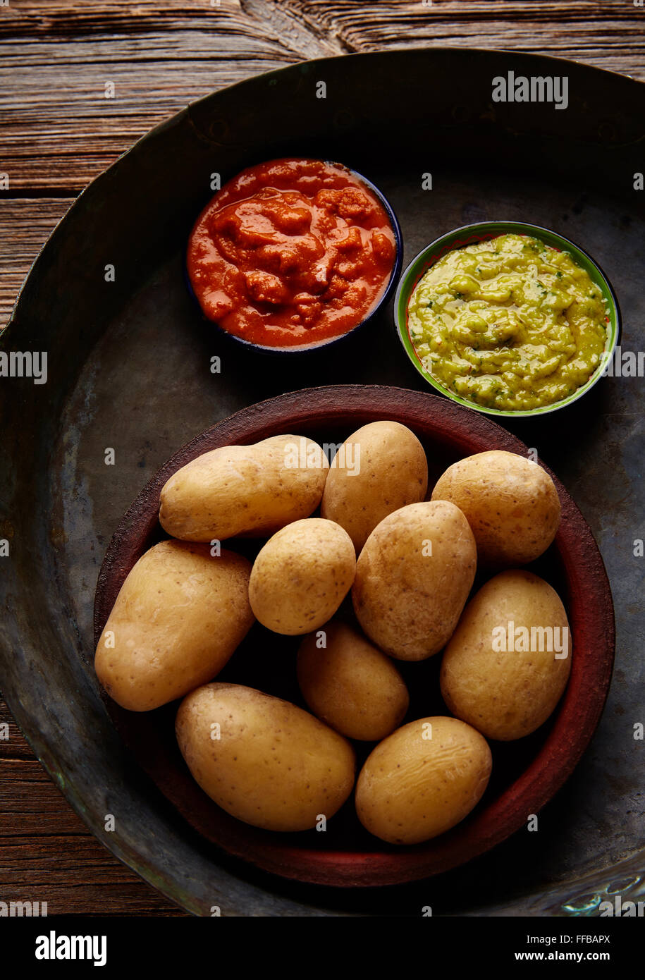 Papas arrugas al mojo Canaries avec pommes de terre ridées sauces vert et rouge Banque D'Images
