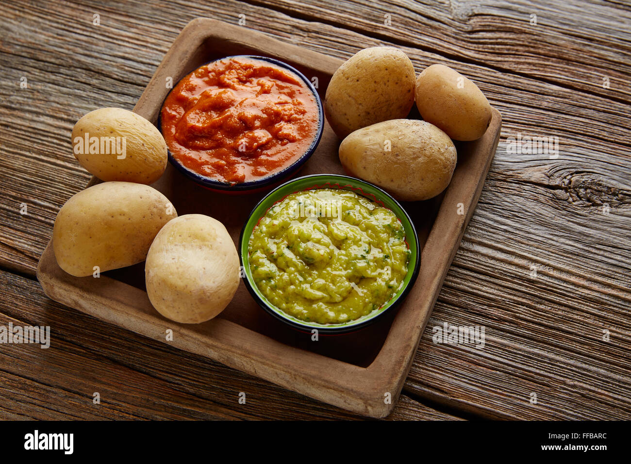 Papas arrugas al mojo Canaries avec pommes de terre ridées sauces vert et rouge Banque D'Images