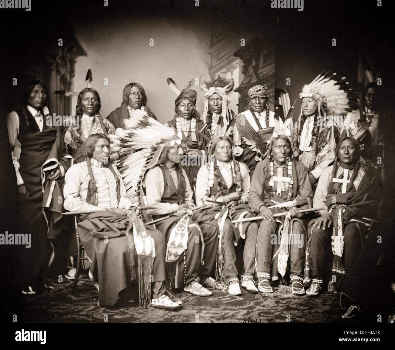 Red Cloud et les Indiens. Ours rouge est permanent, jeune homme peur de son cheval, une bonne voix, Ring Thunder, Fer à Repasser, Crow, la queue blanche tachetée jeune Queue. Assis - Ours jaune, Jack Red Cloud, Big Road, petite plaie, noir corbeau. Circa 1865. Attribué à un photographe inconnu à l'emploi de Matthew Brady. Banque D'Images Red Cloud et les Indiens. Ours rouge est permanent, jeune homme peur de son cheval, une bonne voix, Ring Thunder, Fer à Repasser, Crow, la queue blanche tachetée jeune Queue. Assis - Ours jaune, Jack Red Cloud, Big Road, petite plaie, noir corbeau. Circa 1865. Attribué à un photographe inconnu à l'emploi de Matthew Brady. Banque D'Images