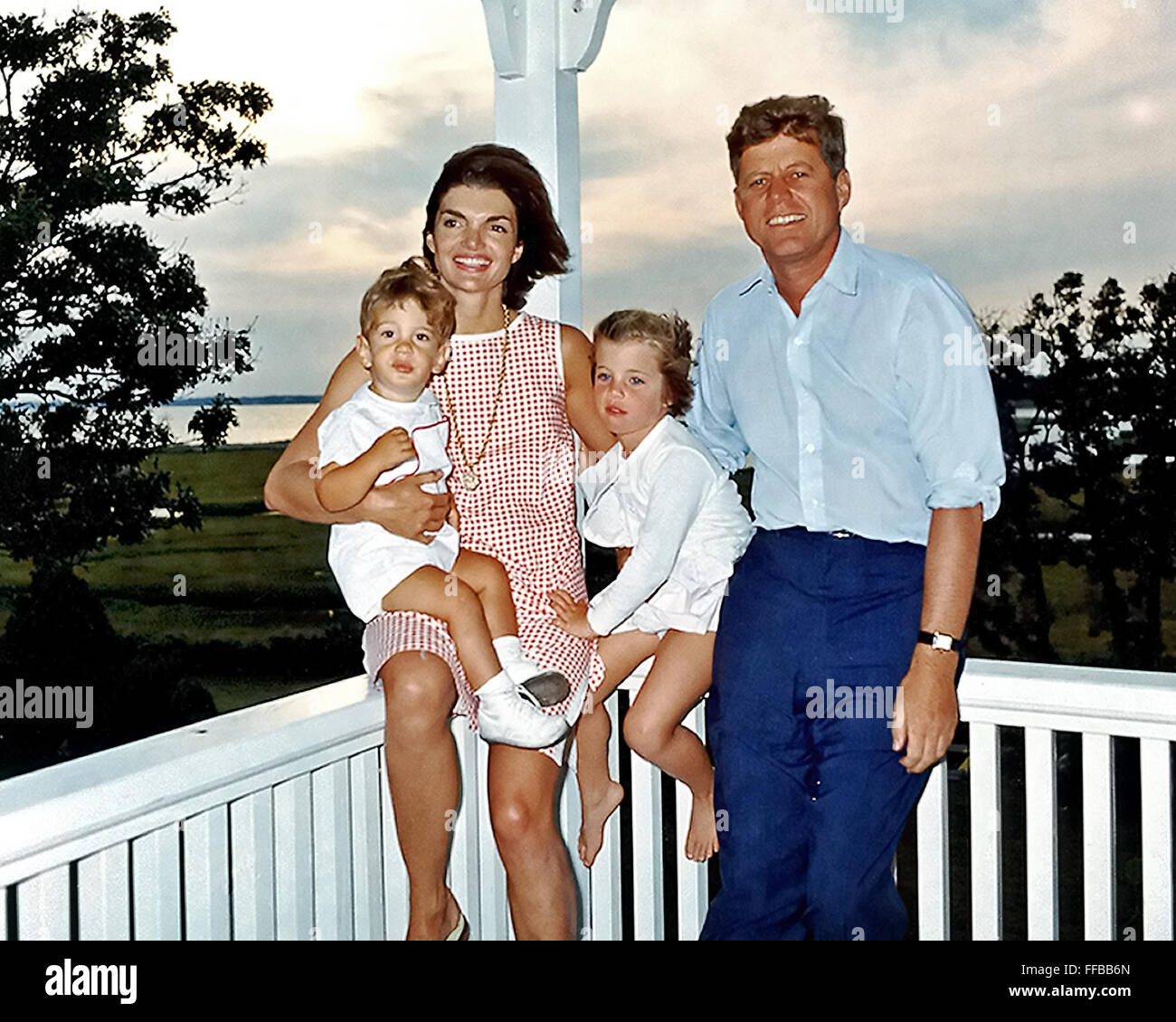 Le président Kennedy et sa famille, Hyannis Port..L-R : John F. Kennedy Jr., Mme Kennedy, Caroline Bouvier Kennedy, le président Kennedy. Le 4 août 1962. Photographie par Cecil Stoughton, Maison Blanche. Banque D'Images