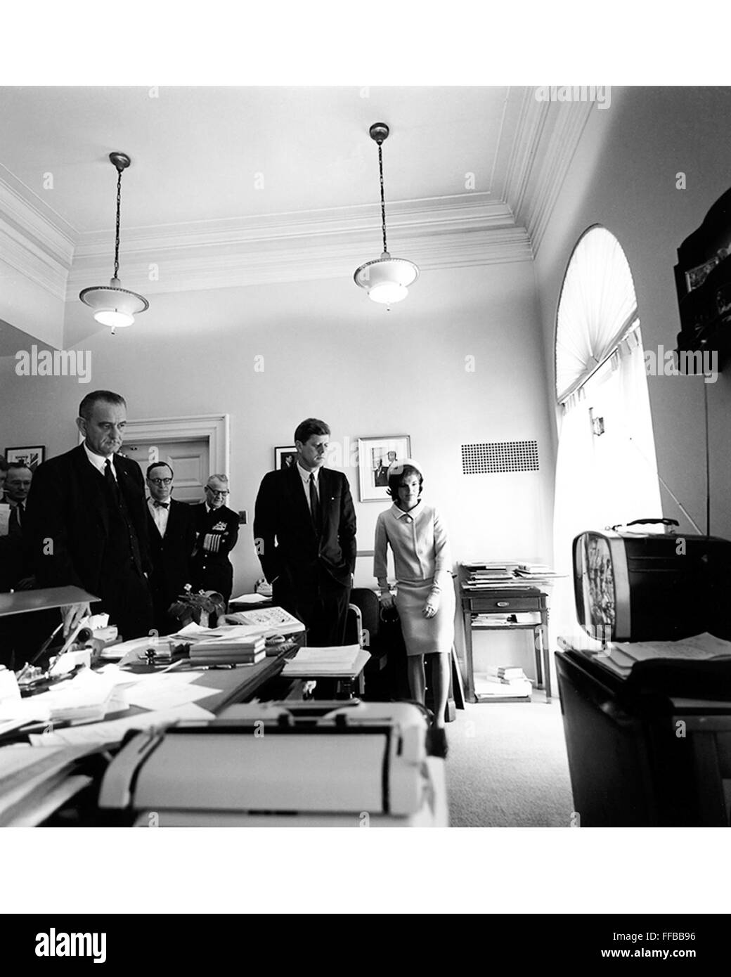 Le président Kennedy et le Vice-président Johnson regardant le décollage du premier Américain dans l'espace le 5 mai 1961..(L-R) Vice-président Johnson, Arthur Schlesinger, Adm. Arleigh Burke, le président Kennedy, Mme Kennedy. Maison blanche,Bureau du secrétaire du président..Photo de Cecil Stoughton/La Maison Blanche Banque D'Images