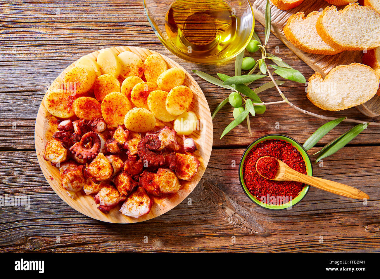 Pulpo a Feira tapas avec octopus pommes gallega style et paprika recette d'Espagne Banque D'Images