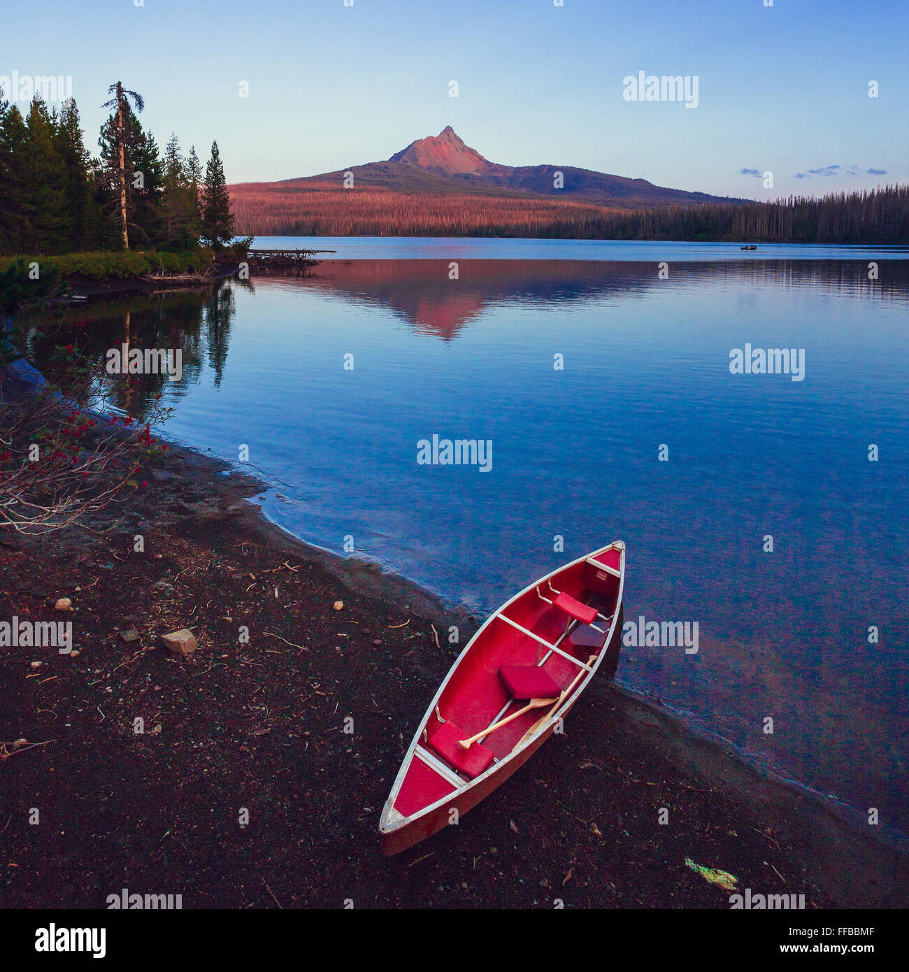 Grand lac avec un canoë sur la rive et Mt Washington dans l'arrière-plan de cette nature pittoresque. Banque D'Images