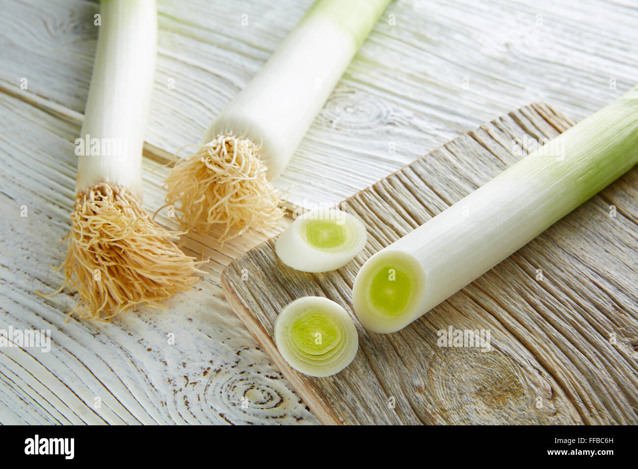 Légumes Poireaux coupés avec des aliments crus dans une texture bois blanc table du conseil Banque D'Images