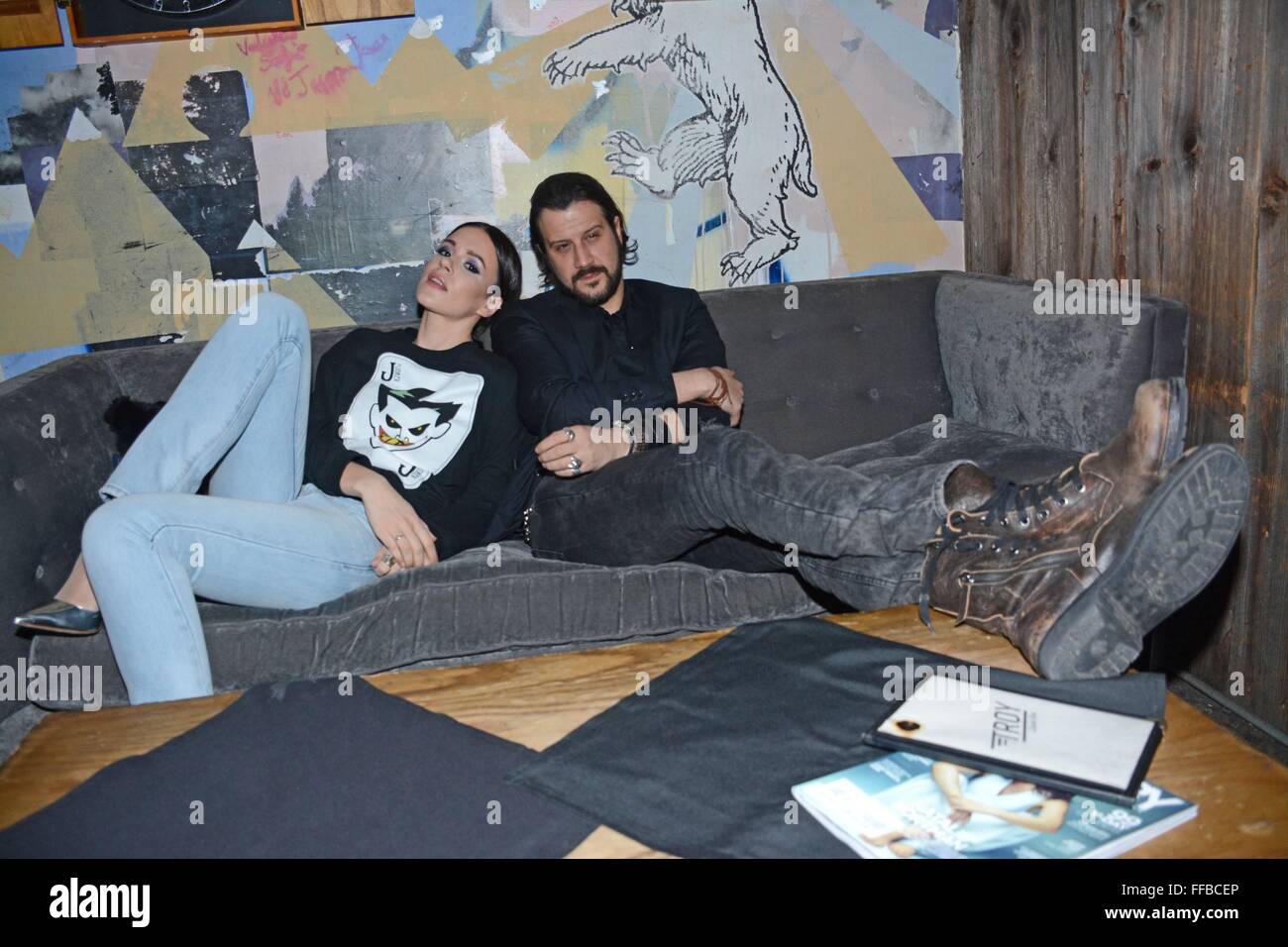 New York, NY, USA. Feb 11, 2016. Stefan Kapicic, épouse Ivana Horvat à Troie Liquor Bar dehors et environ pour la célébrité Candids - WED, New York, NY 11 février 2016. Credit : Derek Storm/Everett Collection/Alamy Live News Banque D'Images