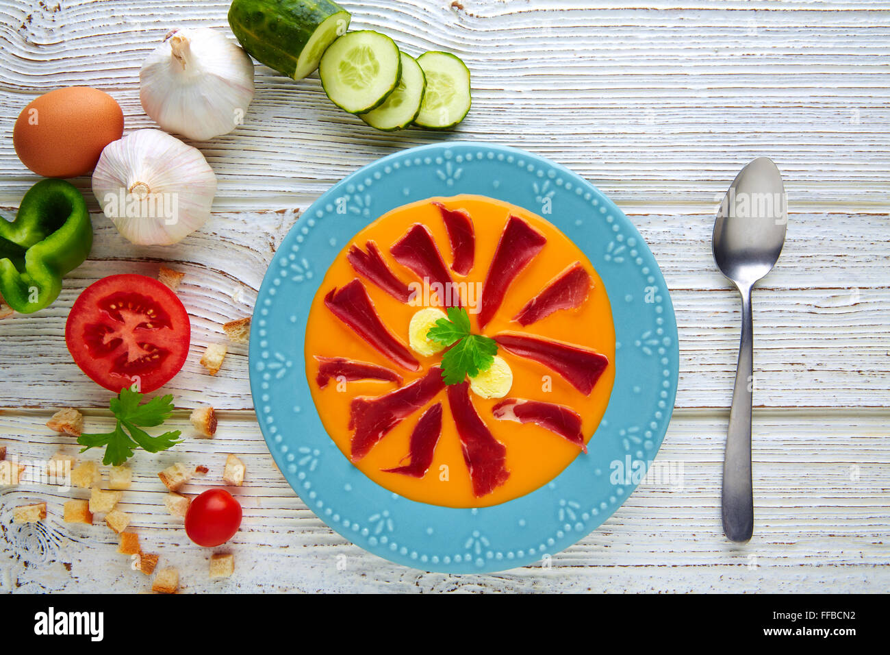 Matières premières alimentaires tapas Salmorejo soupe de tomate à partir de l'Espagne andalouse Banque D'Images