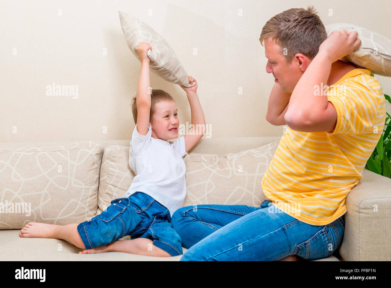 Pillow fight sur la table est un jeu amusant Banque D'Images