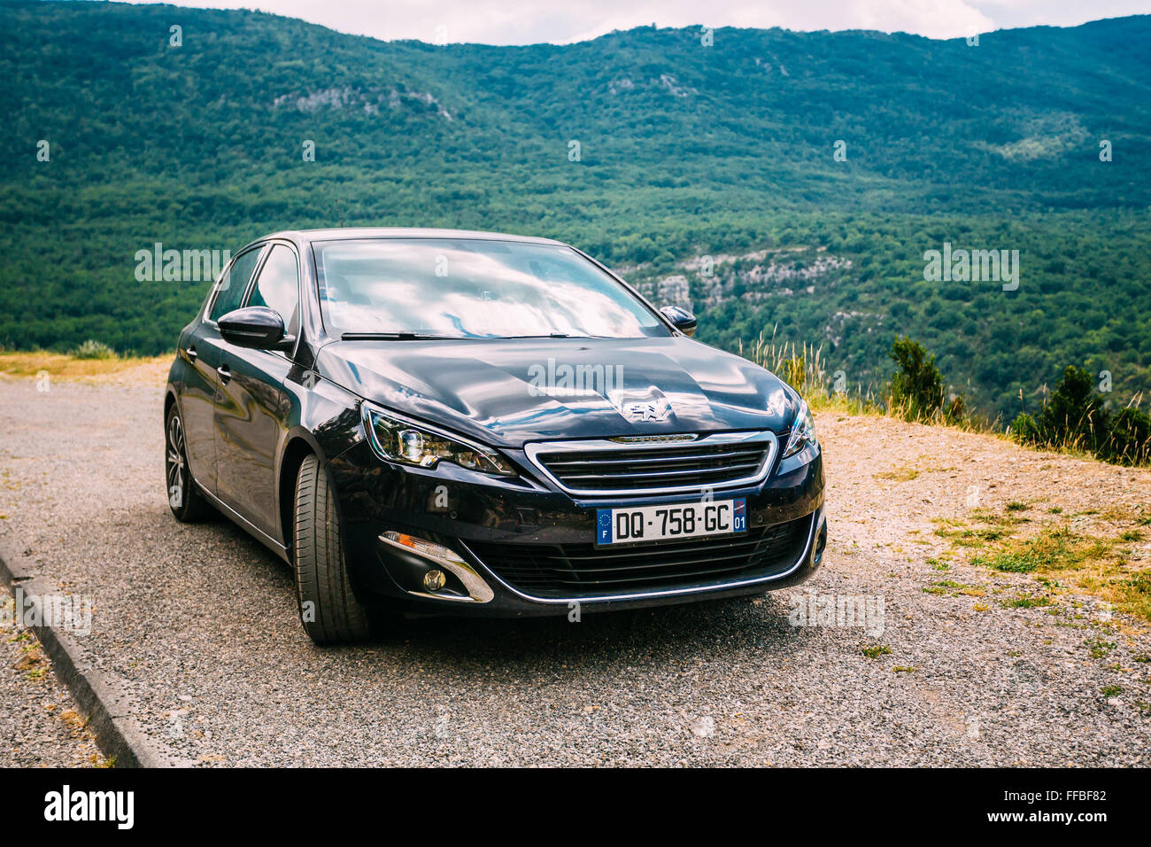 Verdon, France - le 29 juin 2015 : Noir Couleur Peugeot 308 5 portes voiture sur fond de montagne nature paysage. La Peuge Banque D'Images
