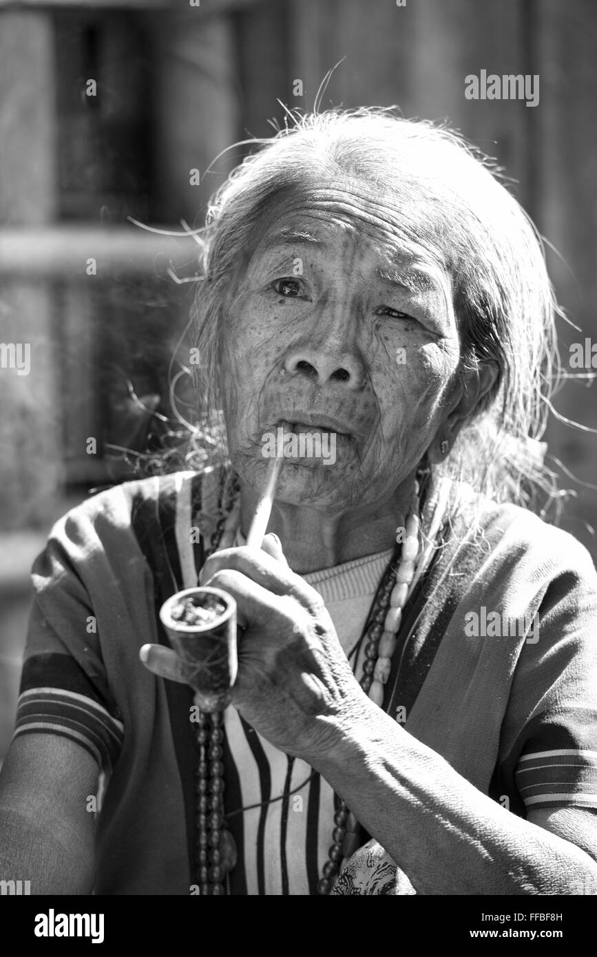 Un Menton Muun Avec Tatouages Visage Femme Fumer Une Pipe