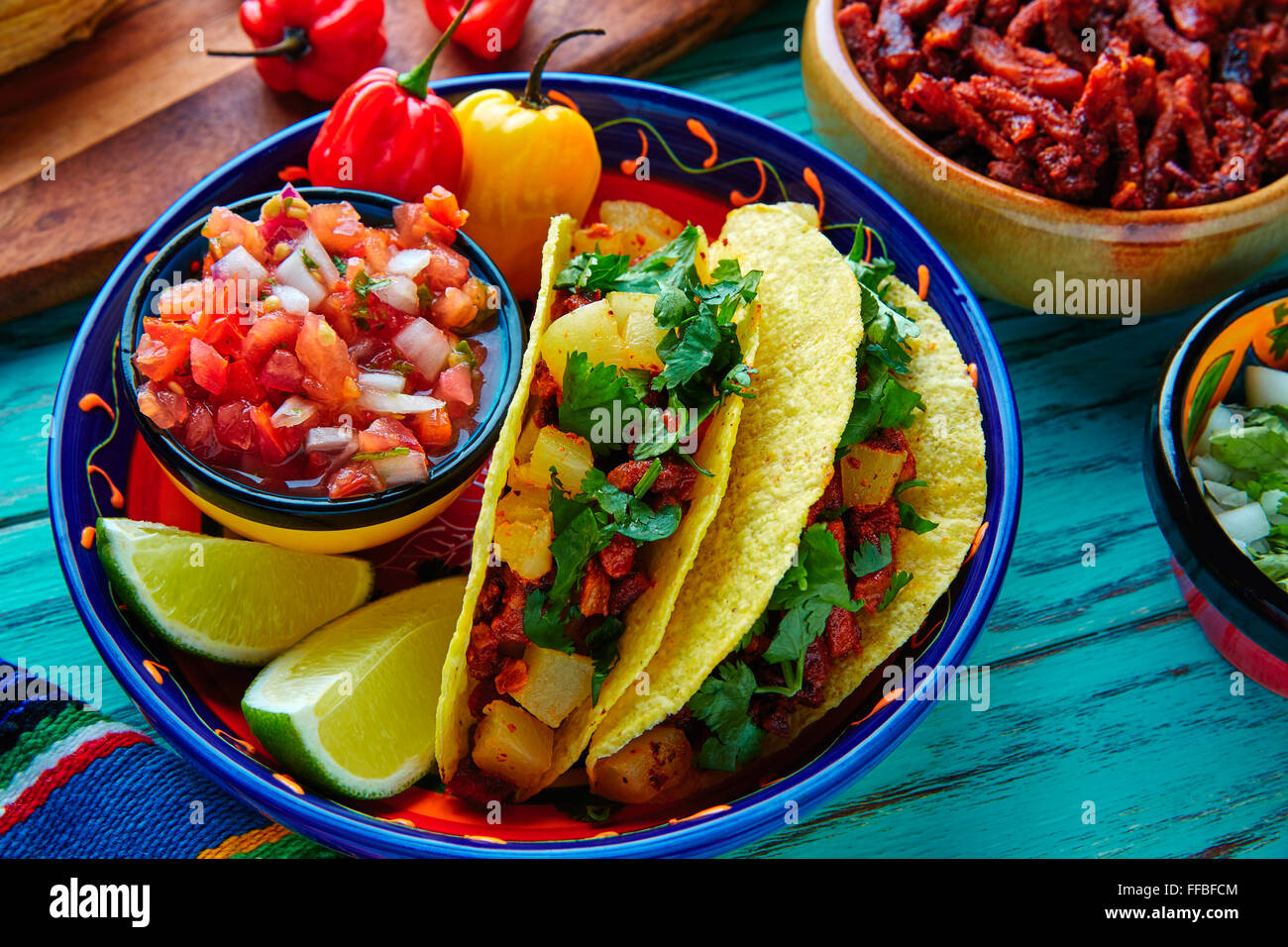 Les tacos al pastor ananas à la coriandre mexicaine et de chili Banque D'Images
