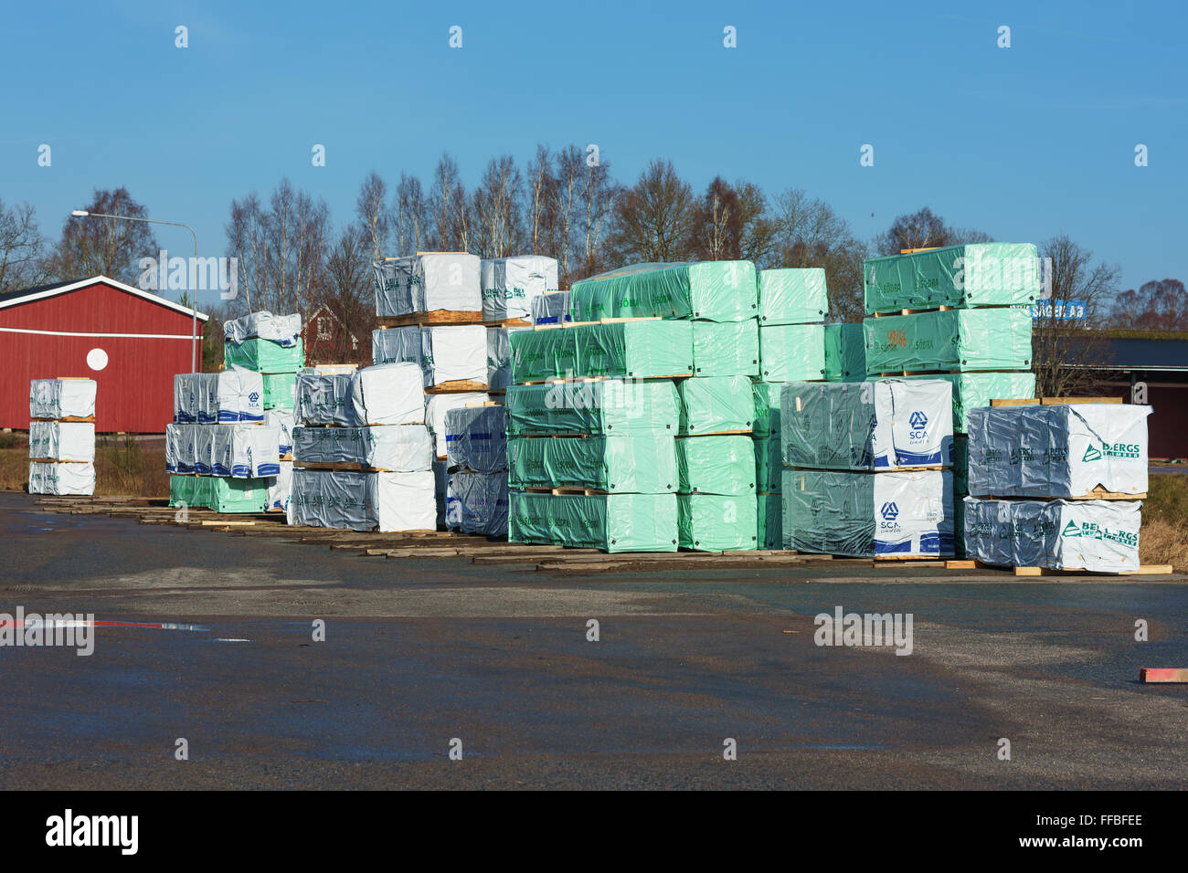 Brakne-Hoby, Suède - Février 07, 2016 : enveloppés dans du plastique d'emballages dans une zone de chargement d'une zone industrielle. L identifiable Banque D'Images