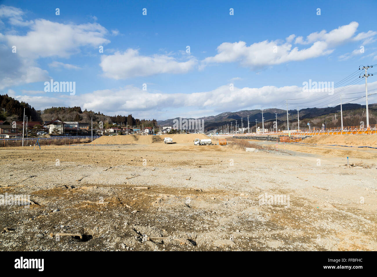 Dans les terres basses Kesennuma le 8 février 2016, la préfecture de Miyagi, au Japon. Cette zone permet d'être occupé par des maisons et des entreprises mais cela a changé lorsque le tremblement de terre de Tohoku et le tsunami de 2011 a frappé. Dans le cadre de la processus de nettoyage les 330 tonnes de navire de pêche Kyotoku Maru no 18 qui a été balayé d'un demi-kilomètre à l'intérieur des terres d'ici a été démantelé et enlevé. © Rodrigo Reyes Marin/AFLO/Alamy Live News Banque D'Images