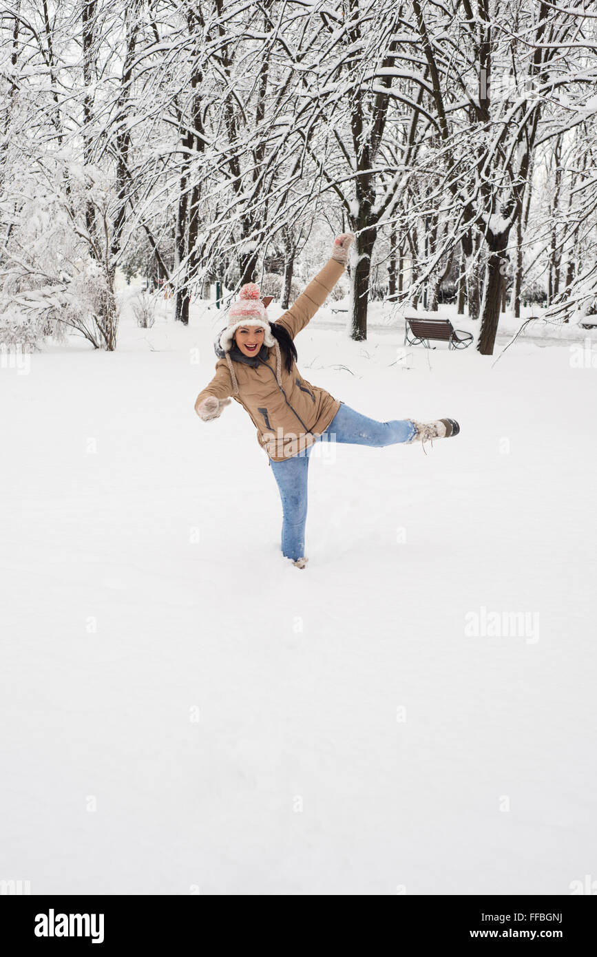 Femme heureuse dans la neige dans la région de park Banque D'Images