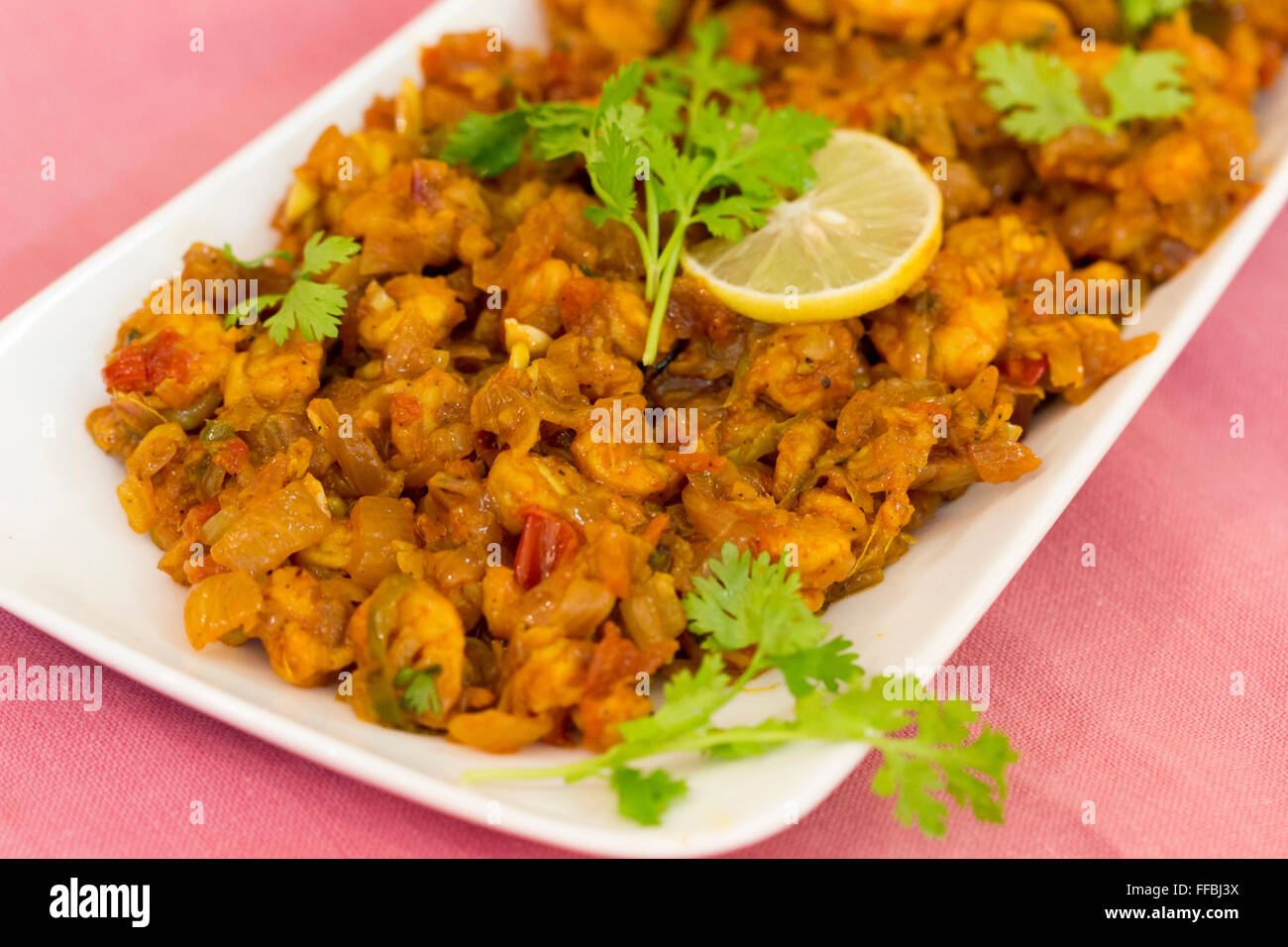 Goa est connu pour ses fruits de mer et crevettes piment de Goa est un plat sauté de crevettes qui sont cuisinés avec des tas de piments. Banque D'Images