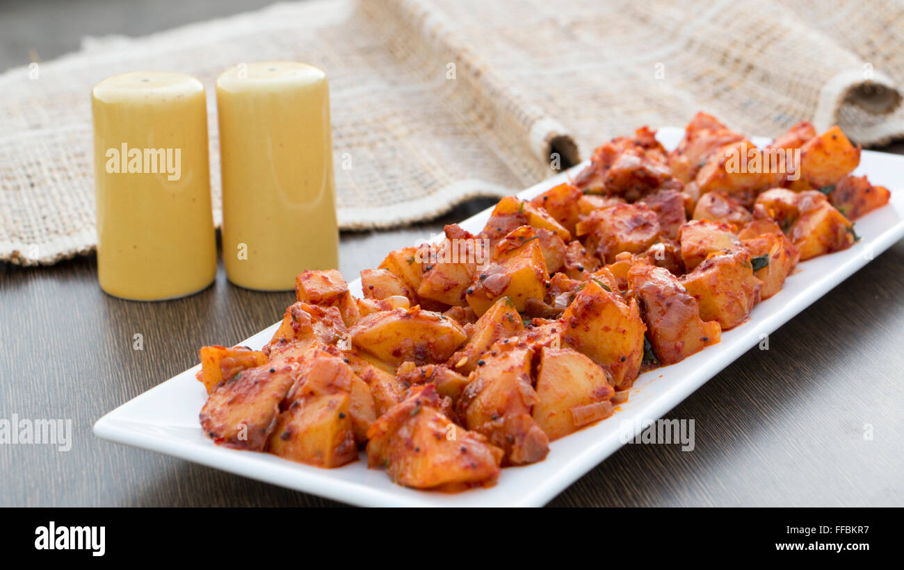 Batata saung est un plat en konkani qui les pommes de terre sont cuits avec de la sauce chili épicée et le tamarin. Cela peut être mangé avec rotis o Banque D'Images