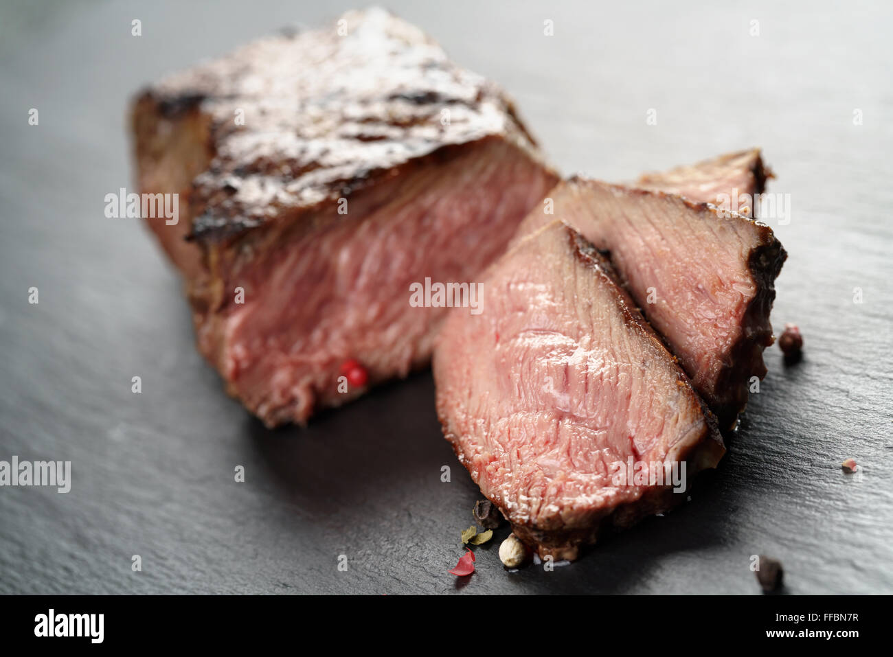 Entrecote steak de boeuf tranché sur ardoise board Banque D'Images