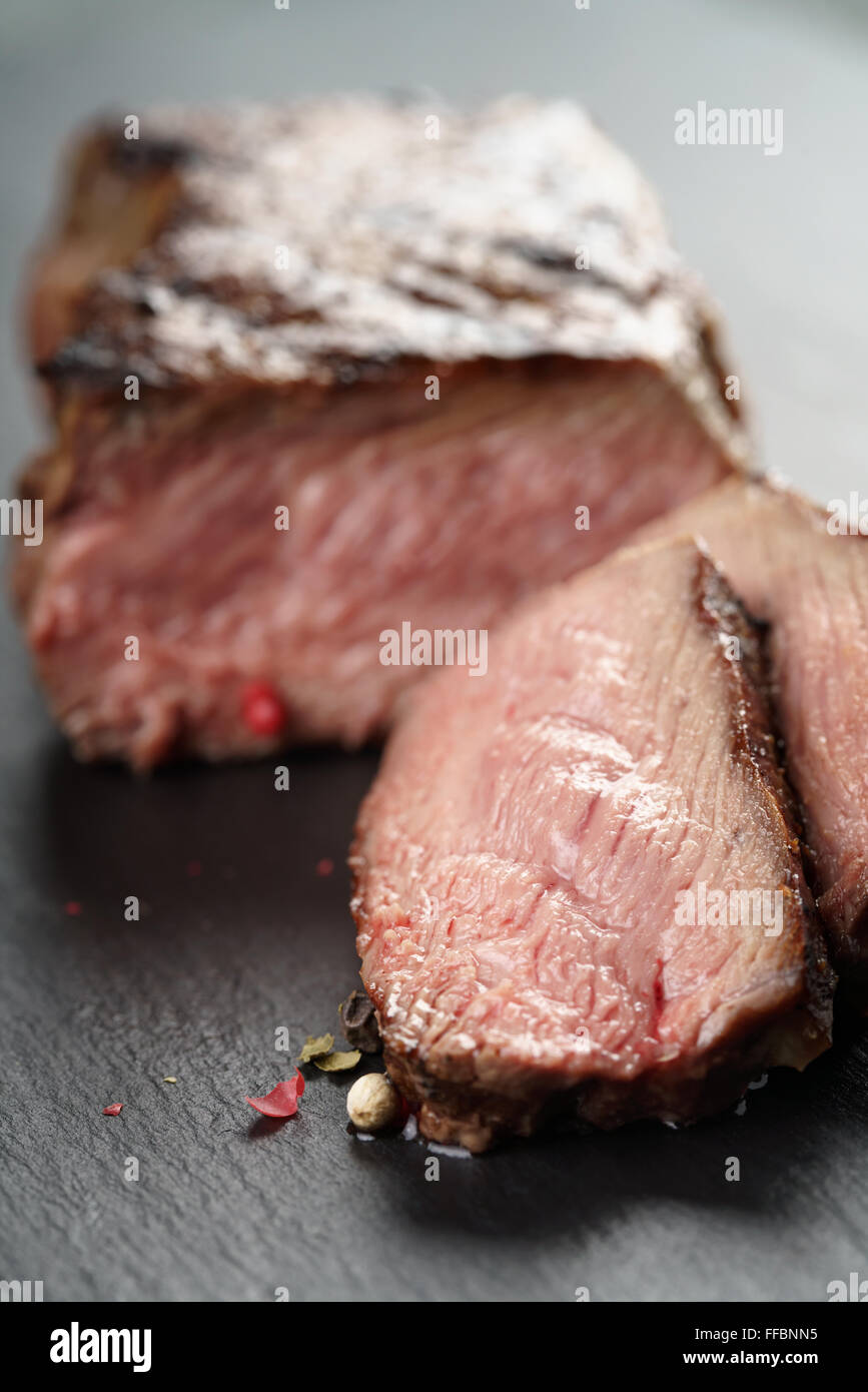 Entrecote steak de boeuf tranché sur ardoise board Banque D'Images