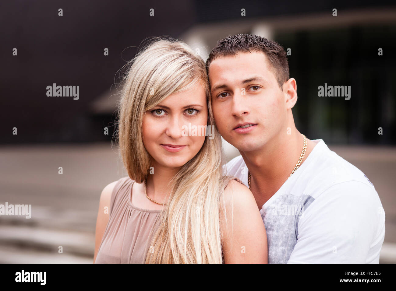 Jeune couple portrait. Banque D'Images