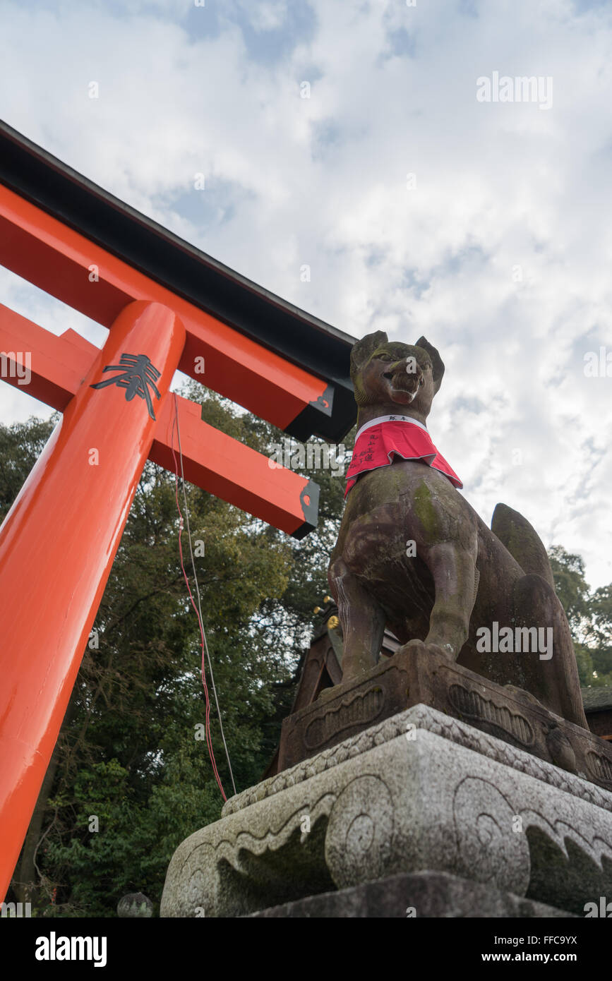 Statue au Sanctuaire Fushimi Inari, Kyoto, Japon Banque D'Images