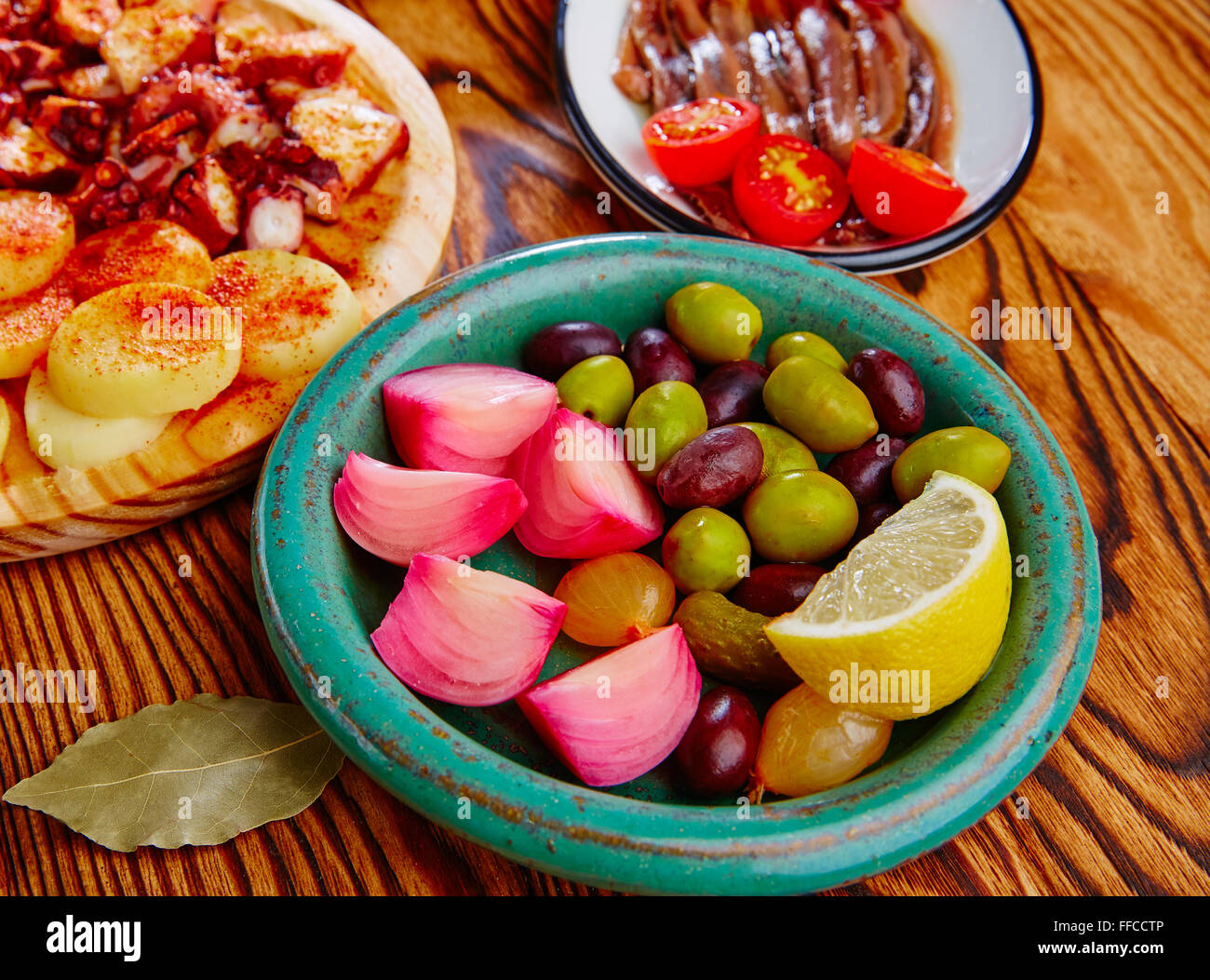 Olives et cornichons oignons avec tapas d'anchois et d'octopus gallega Banque D'Images