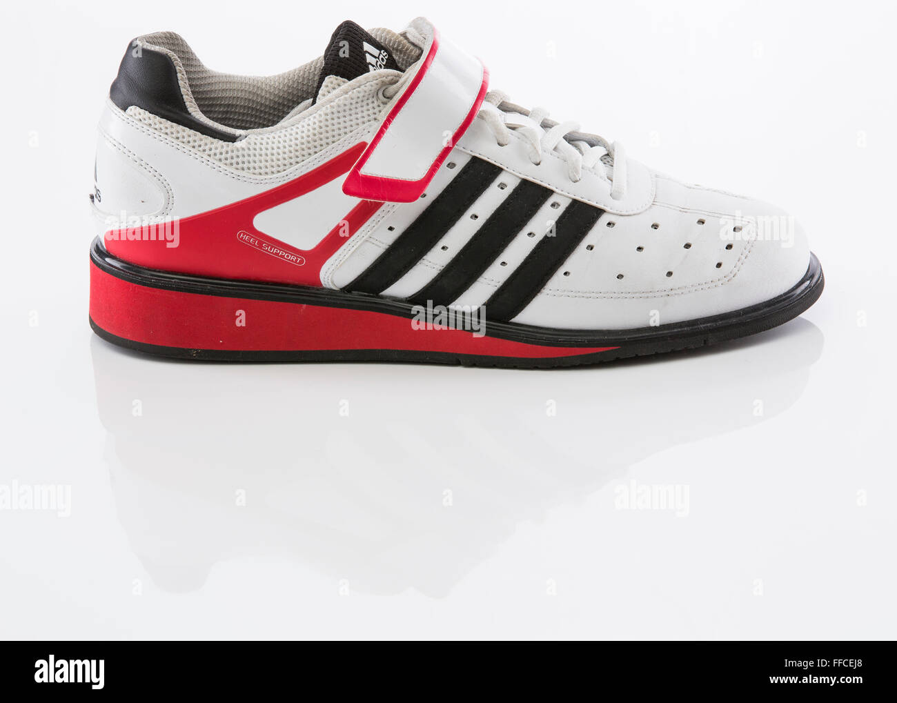 Haltérophilie Blanc Chaussures Fond Sur Reflet Un Adidas Avec TlFJK1c