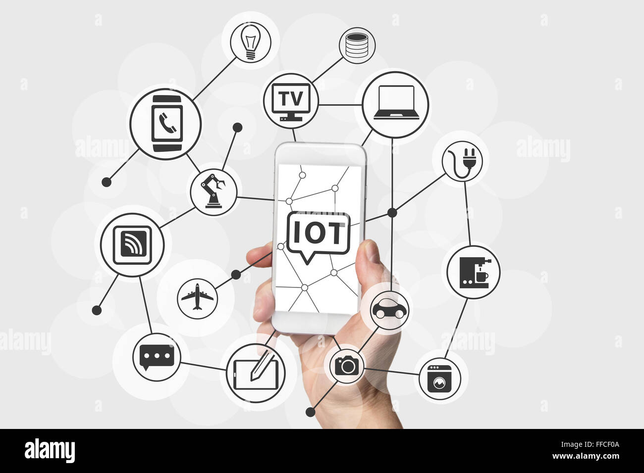 Internet des Objets (IOT) concept with hand holding blanc moderne et de l'argent smart phone. Les périphériques connectés dans le nuage Banque D'Images