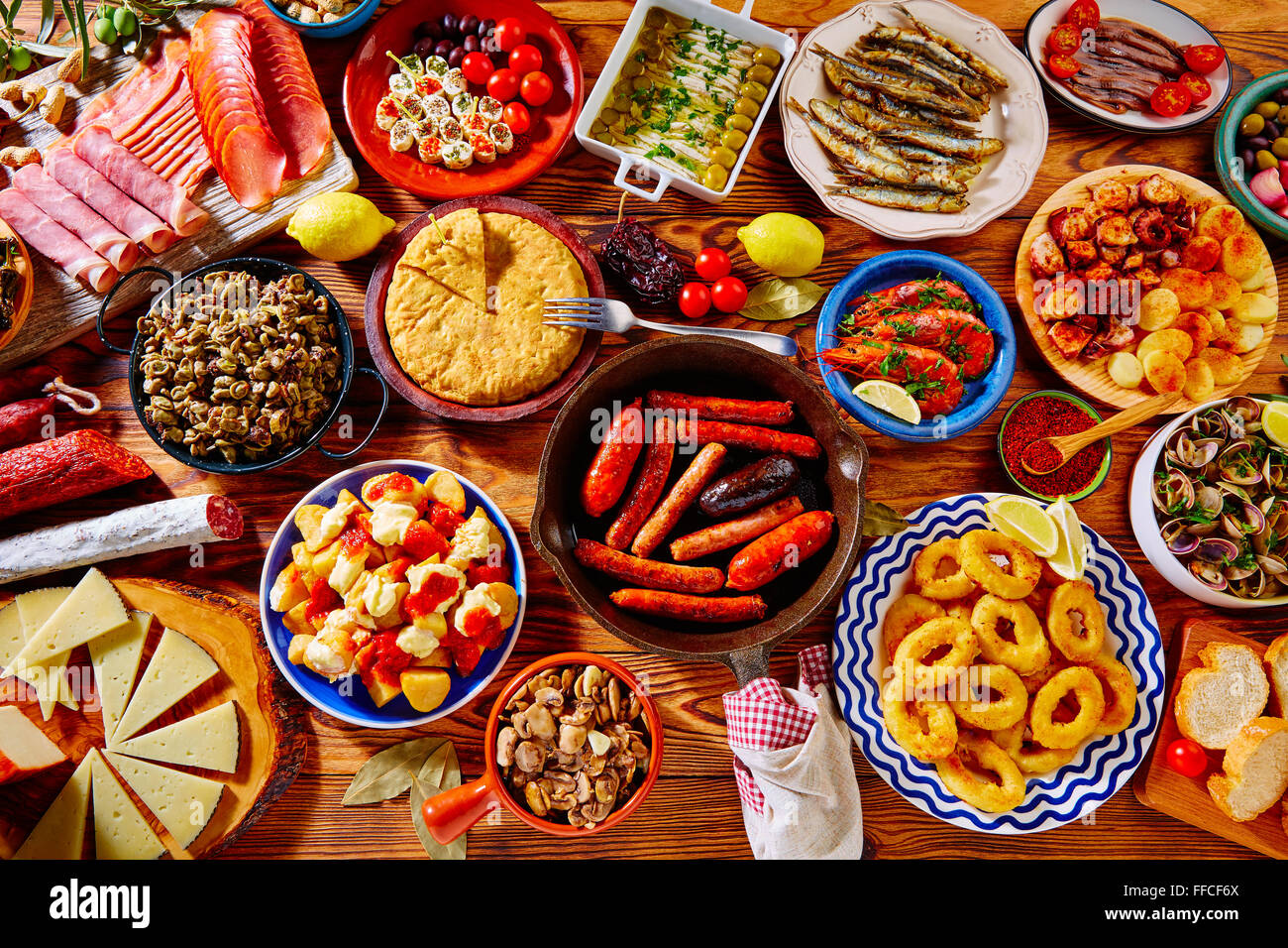 Depuis l'Espagne Tapas variées mélange de cuisine méditerranéenne tapa les plus populaires Banque D'Images