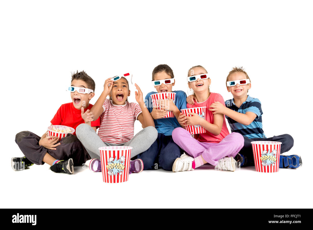 Groupe d'enfants avec des lunettes 3d et pop-corn Banque D'Images