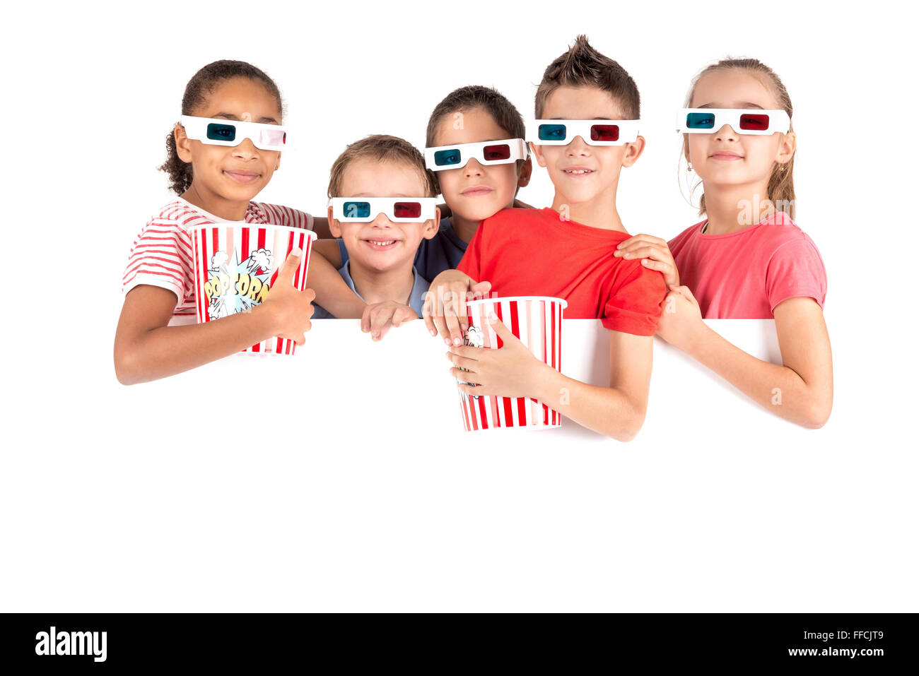 Groupe d'enfants avec des lunettes 3D et du popcorn sur un tableau blanc Banque D'Images