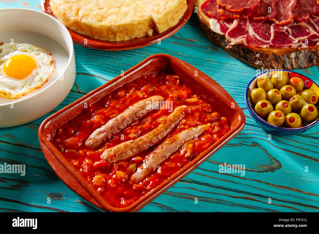 Pisto Tapas con tomate oeufs ratatouille et de la saucisse de l'Espagne Banque D'Images