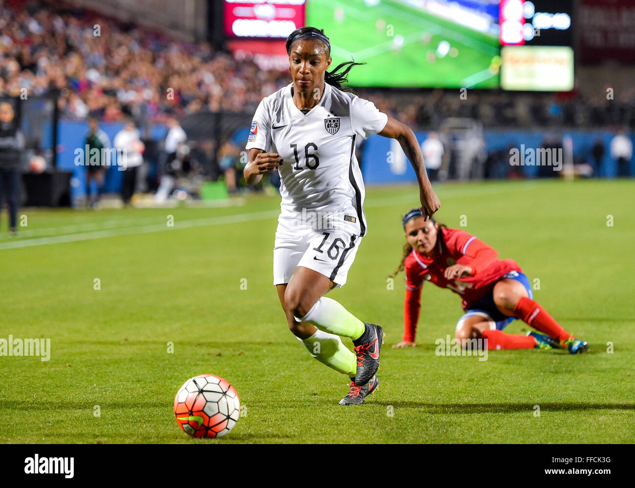 États-unis d'avant (16) Crystal Dunn avec le ballon au cours de la CONCACAF 2016 qualificatifs olympiques entre le Costa Rica et l'équipe de soccer aux Etats-Unis, le mercredi 10 février, 2016 chez Toyota Stadium de Frisco, Texas.USA gagne 5-0.(Manny Flores/Cal Sport Media) © Cal Sport Media/Alamy Live News Banque D'Images