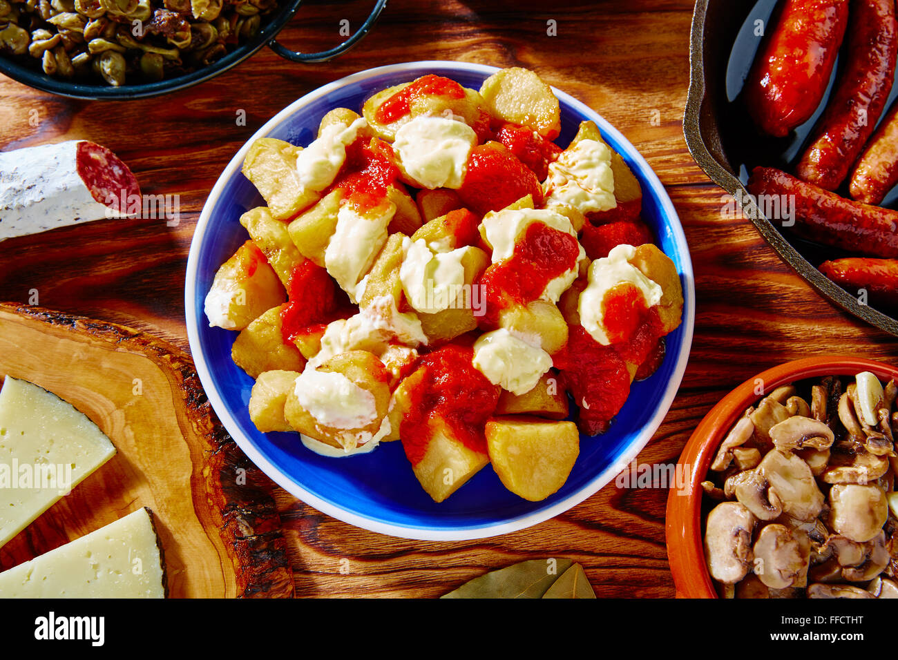 Tapas patatas bravas pomme frites mayonnaise à la tomate et de l'Espagne Banque D'Images