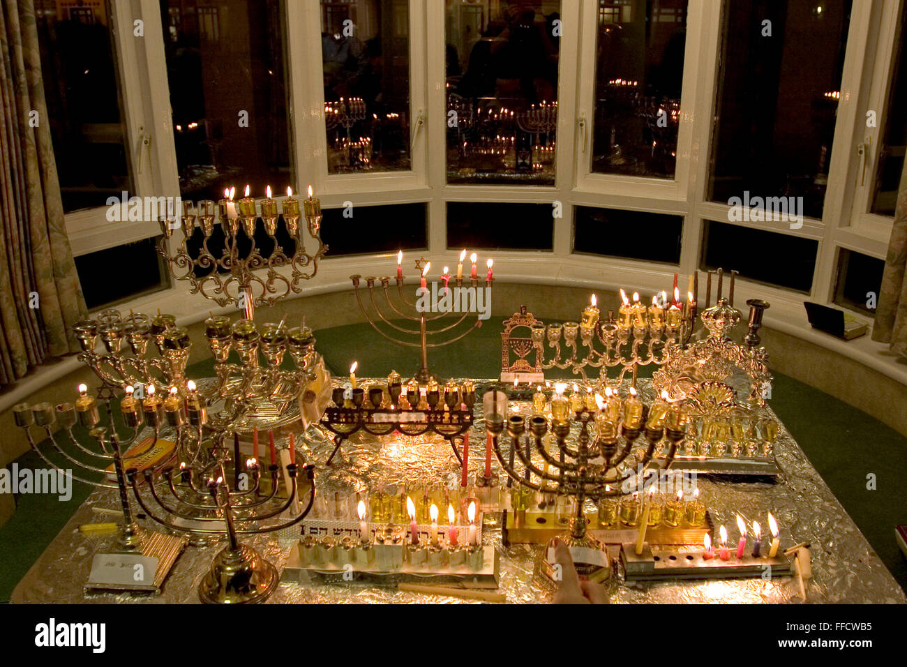 Dernière Hanoucca pendant 8 jours et est la fête juive de la lumière. Il commémore la reconsécration du temple après qu'il avait été profané. Une bougie est allumée chaque soir. Afin de faire la lumière sur le monde certains mettre les bougies dans leur fenêtre avant. Ici le 5ème jour de 'Hanoucca dans un maison de retraite chaque résident a leurs renseignements personnels menorah dans la fenêtre. Banque D'Images