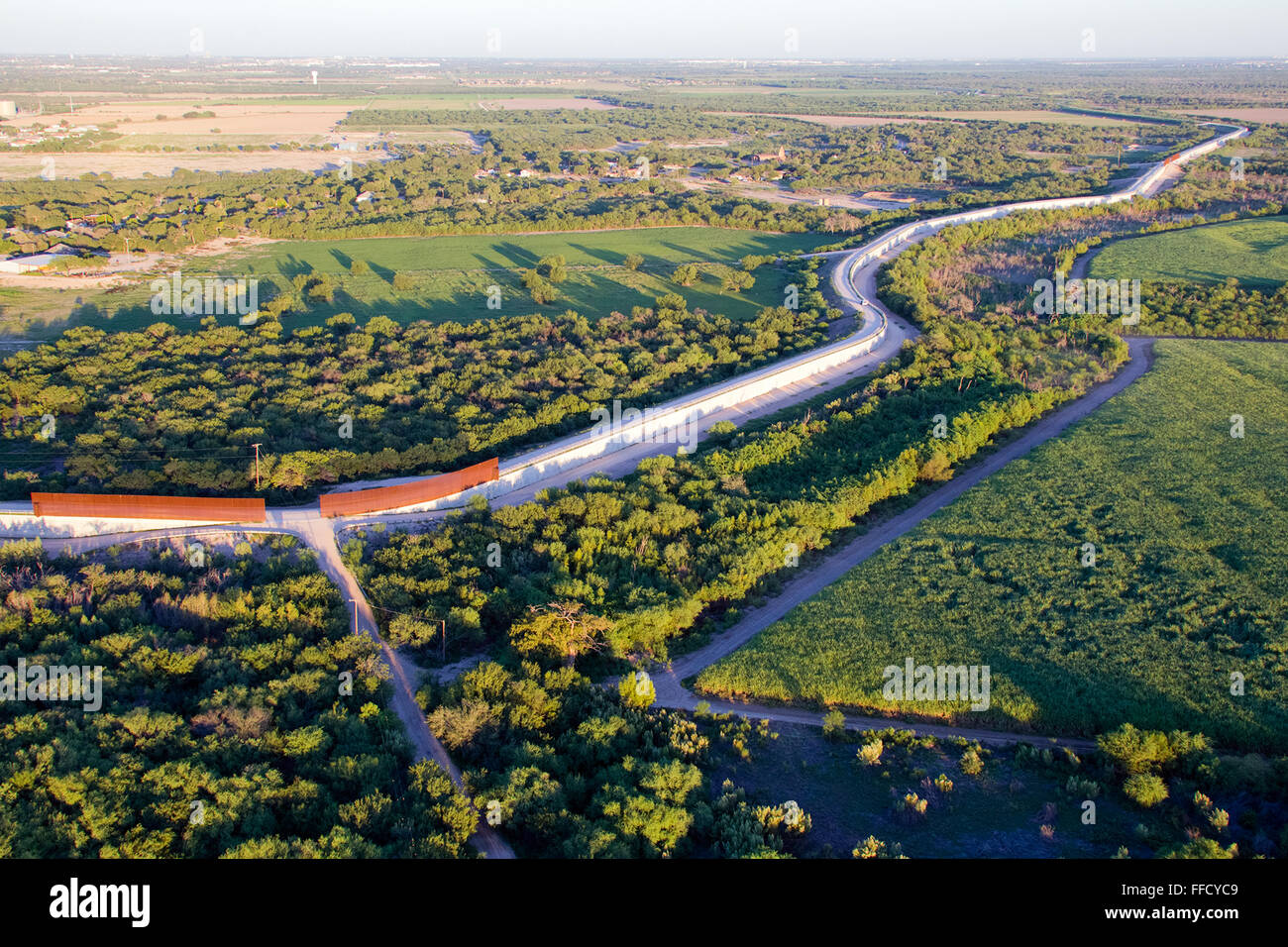 Rio Grande Valley US-Mexique frontière près de McAllen, Texas. La frontière est une courte chainlink fence au dessus d'une coupe de 20 pieds entremêlés avec des clôtures plus élevées où les routes traversent la frontière. Credit : Donna Burton / USCBP / Collection Contrebande Banque D'Images