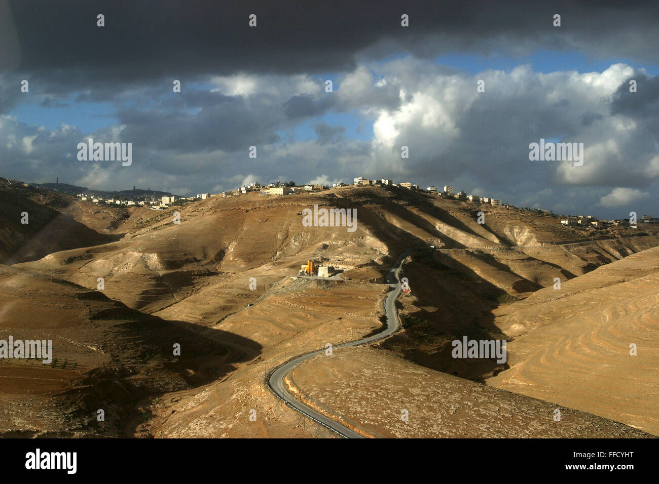Un règlement se trouve au sommet d'une colline sur la route de Jérusalem à Bethléem. Banque D'Images