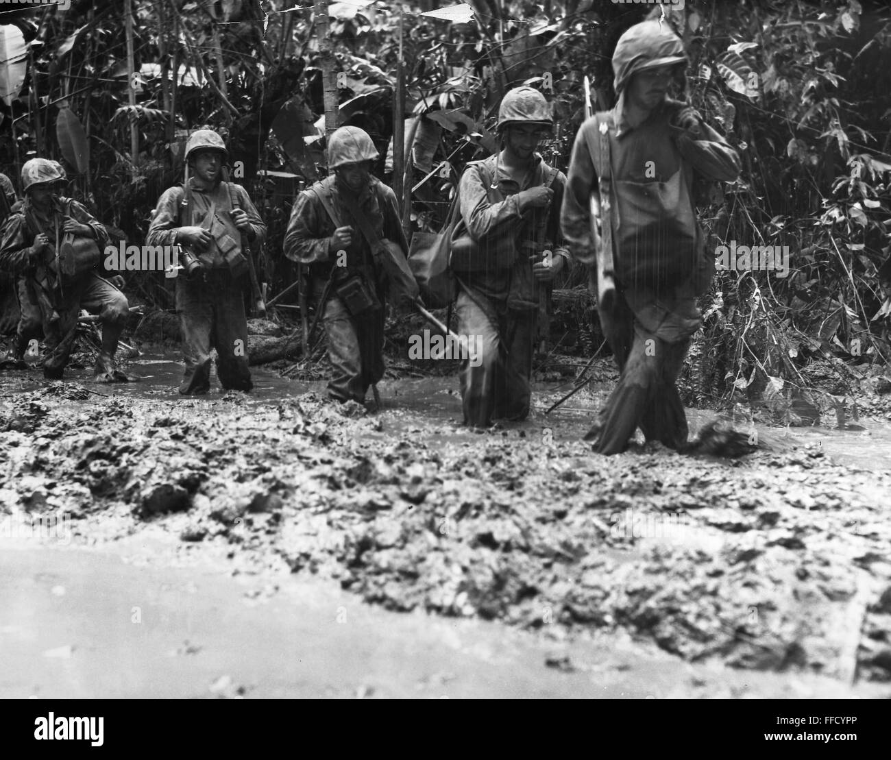 WORLD WAR II : BOUGAINVILLE. /NU.S. Marines mars à la boue sur le chemin de la ligne de front sur l'île de Bougainville, Guinée, 4 novembre 1943. Banque D'Images