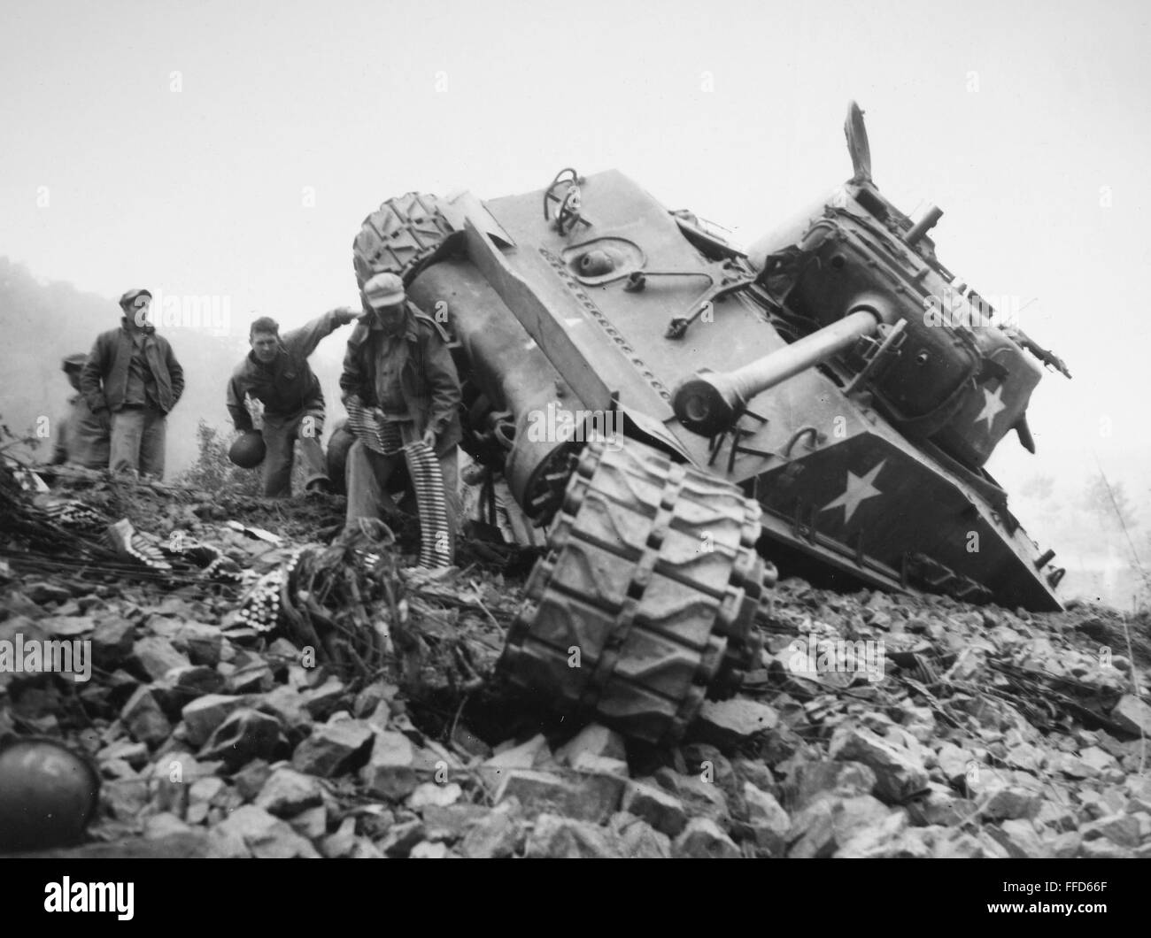 Guerre de Corée : réservoir détruit. /NA fait naufrage dans le réservoir de l'ONU en Corée, en mai 1951. Banque D'Images