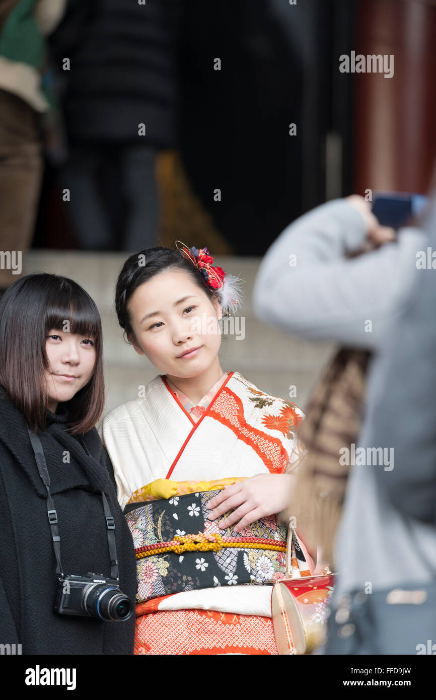 Les jeunes femmes en kimono pour l'arrivée de l'âge à la célébration du Jour de Sensō-ji à Asakusa, Tokyo, Japon Banque D'Images