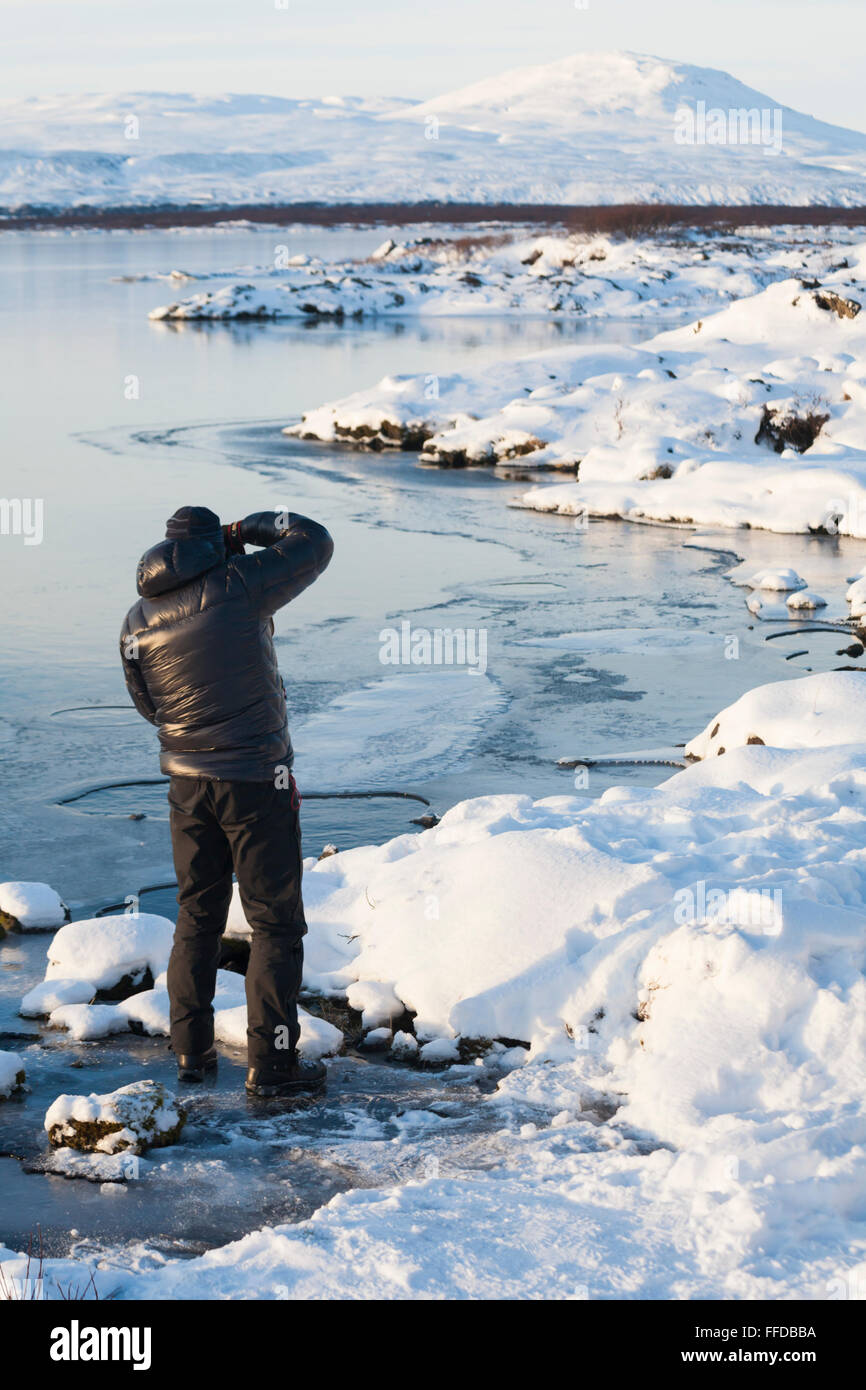 Photographe photographie paysage couvert de neige en Islande en Janvier Banque D'Images