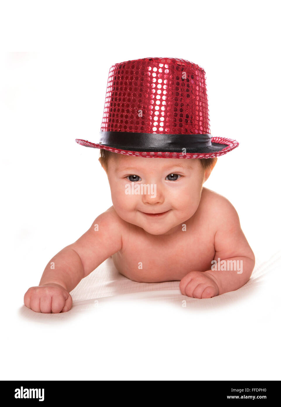 Bébé de trois mois portant chapeau cabaret rouge dentelle Banque D'Images