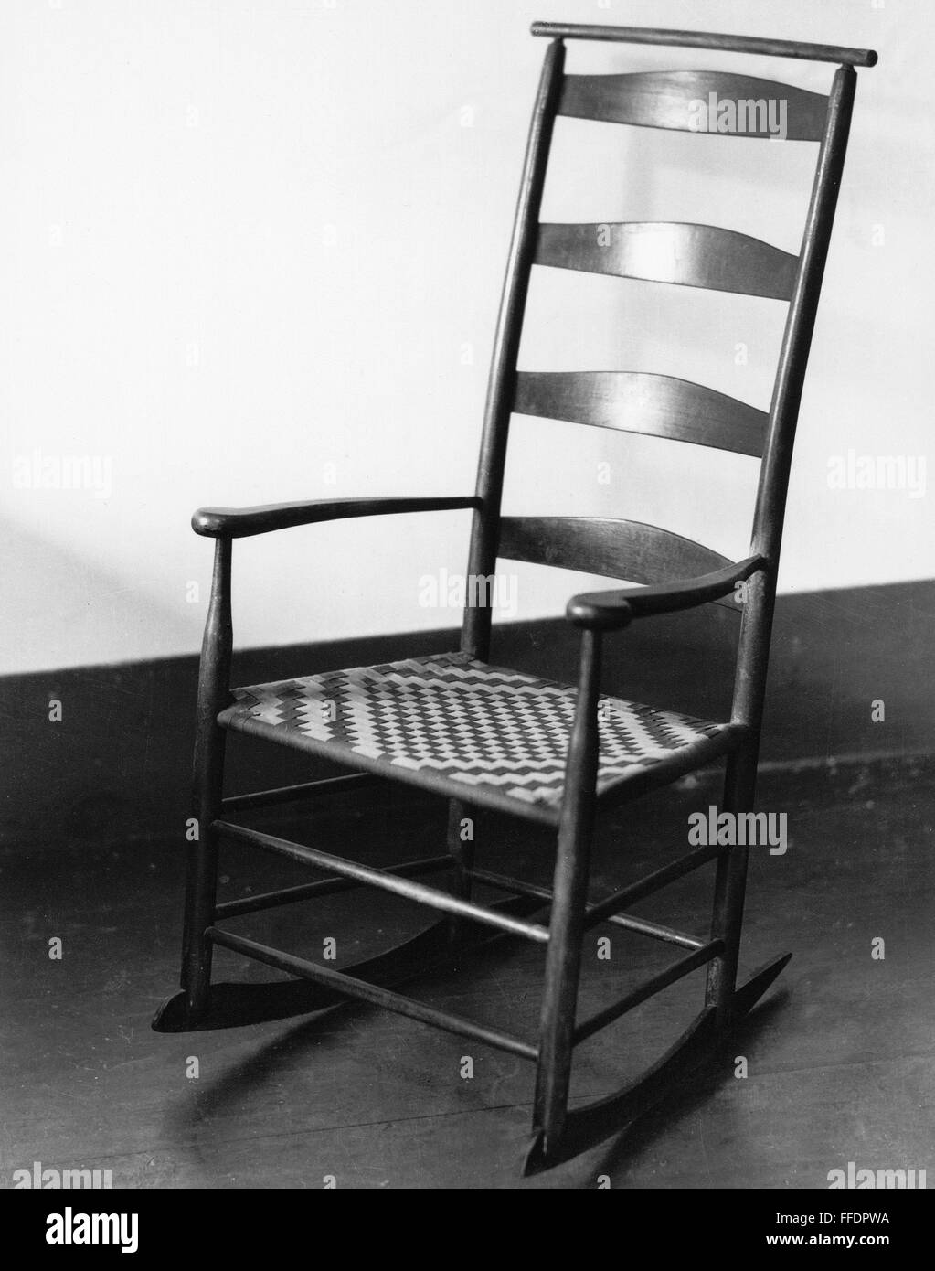 SHAKER rocking chair, 1935. /NA Shaker érable rocking chair avec un siège à  la Hancock Shaker village près de Pittsfield, Massachusetts. Photographie  par Samuel Kravitt, 1935 Photo Stock - Alamy