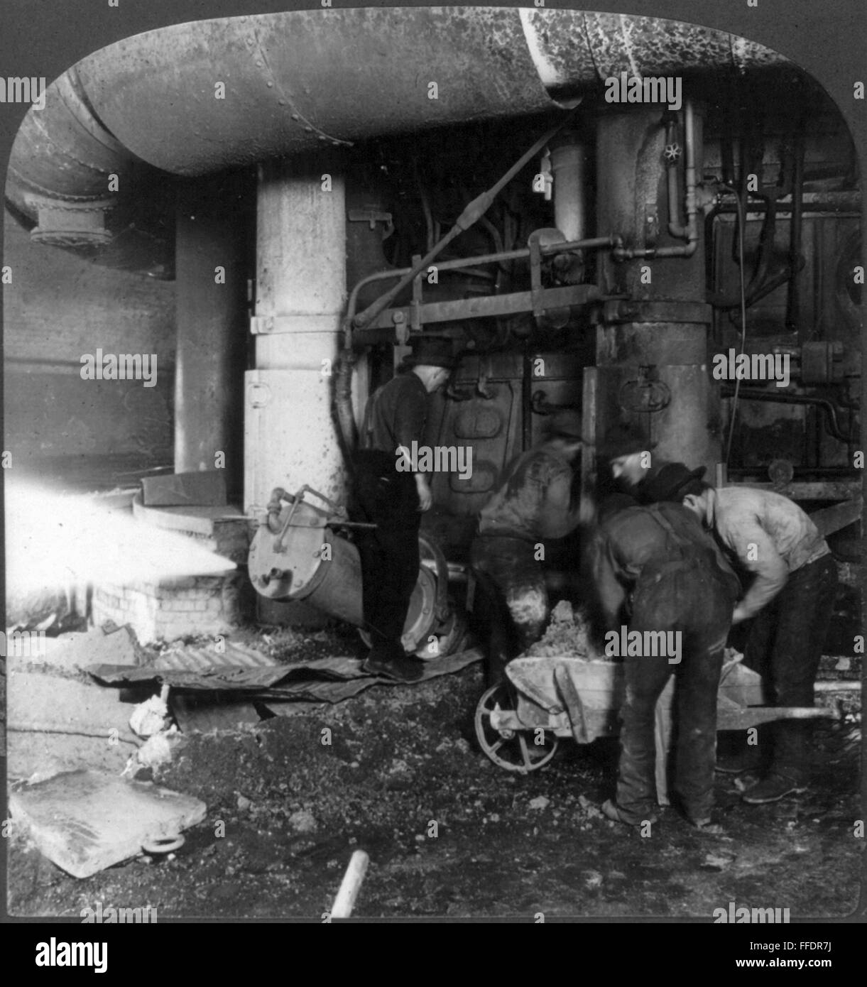 Les travailleurs de l'acier, c1907. Un nClosing /fourneau après avoir appelé l'acier fondu à partir de cela, dans une aciérie à Homestead, Florida, c1907. Banque D'Images