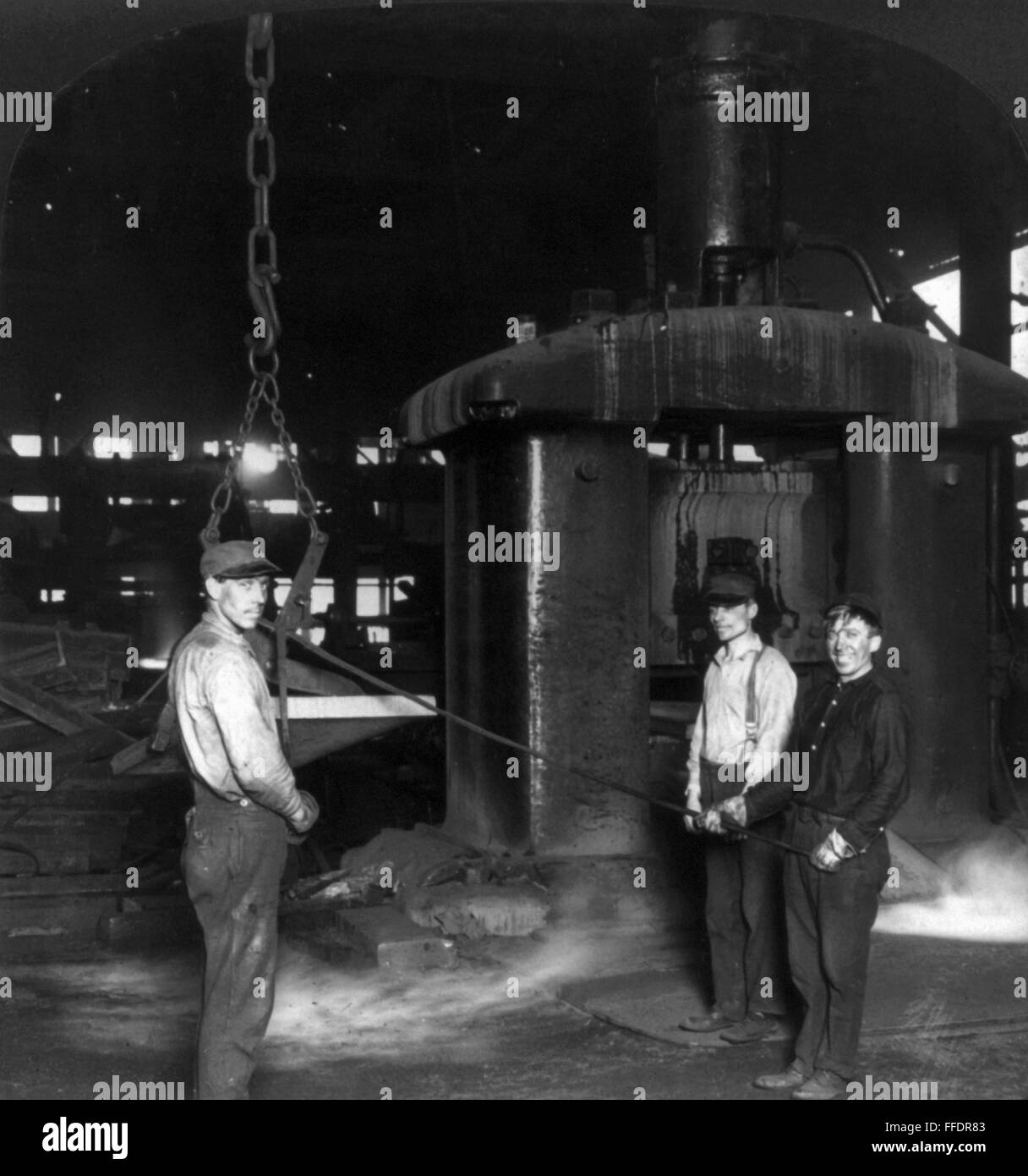Les travailleurs de l'acier, c1907. /NWorkers chaud en plaques de cisaillement de l'acier à une fonderie, c1907. Banque D'Images