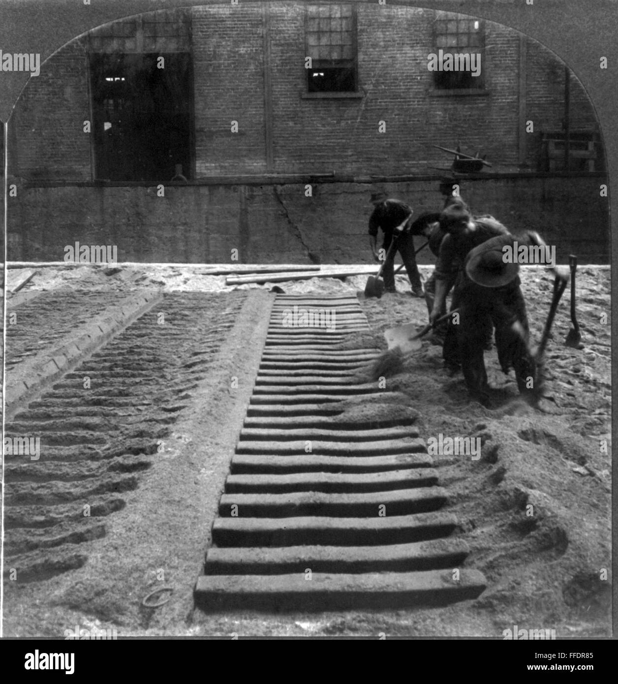 Les travailleurs de l'acier, c1905. /Nboucle travailleurs à un haut fourneau à Pittsburgh, en Pennsylvanie, faisant de moules pour la fonte, le fer brut qui est ensuite refondu pour faire des produits en fer et en acier, c1905. Banque D'Images